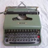 Typewriter Olivetti Lettera 22