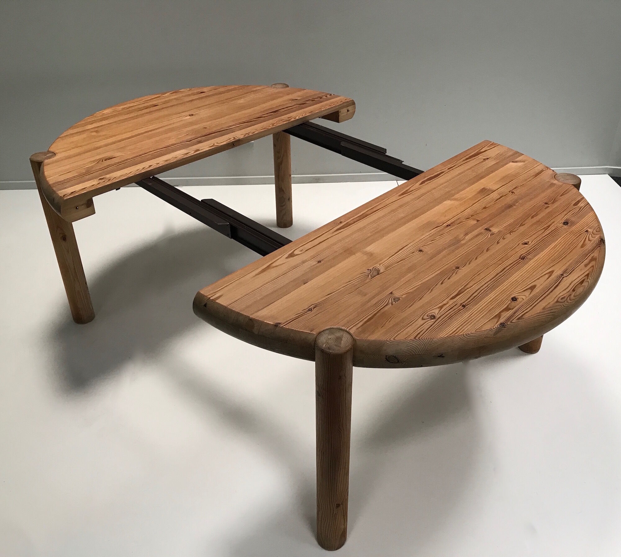 Brutalist pine extendable round dining table by Rainer Daumiller for Hirtshals Savvaerk 1970s