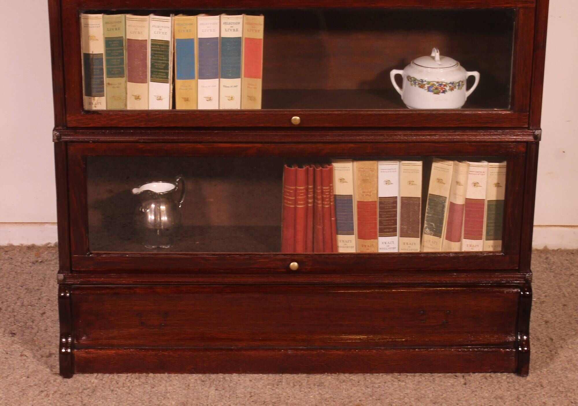 Globe Wernicke Library in mahogany, consisting of 3 pieces.