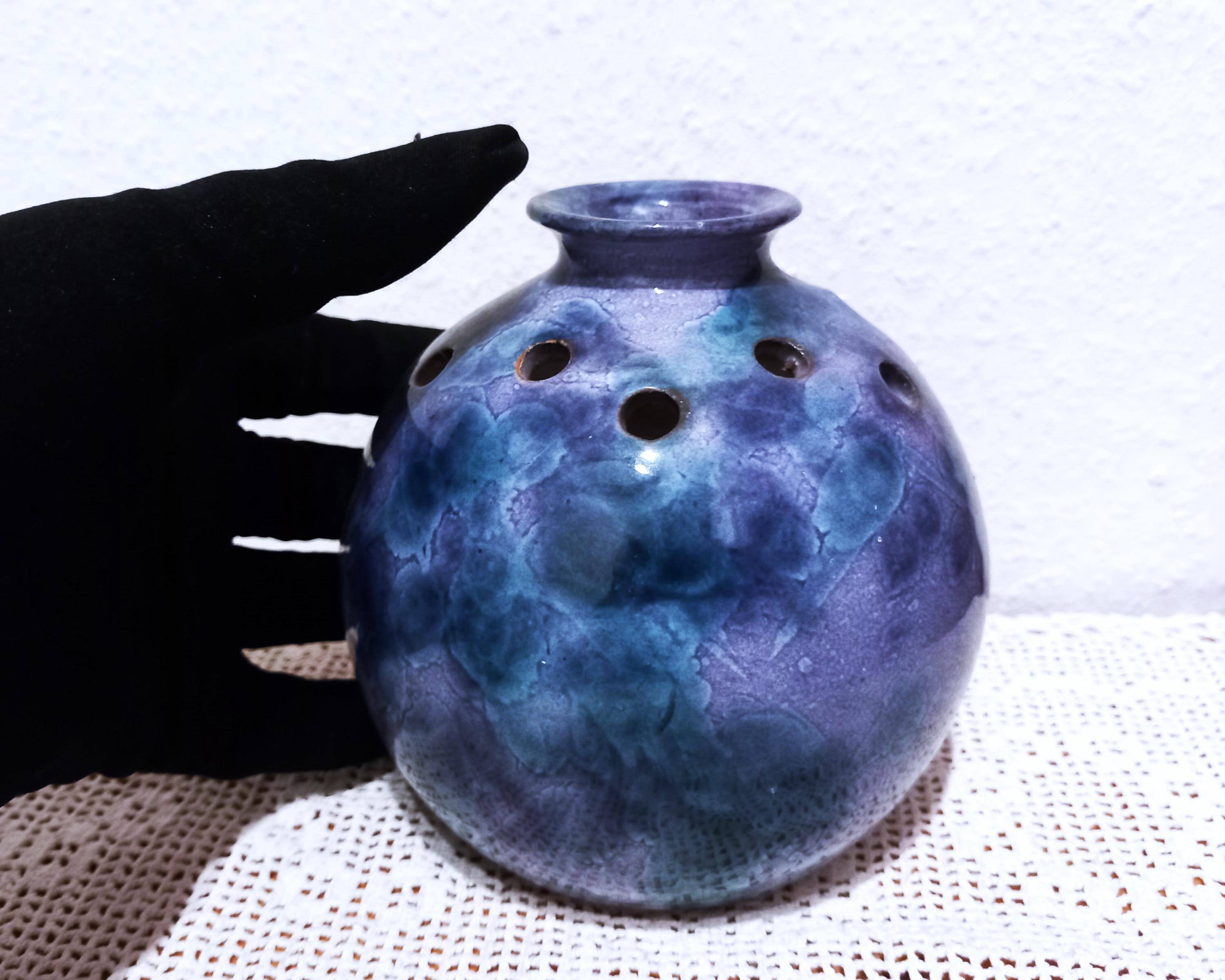 Vase boule / Pique-fleur en grès émaillé bleu violet