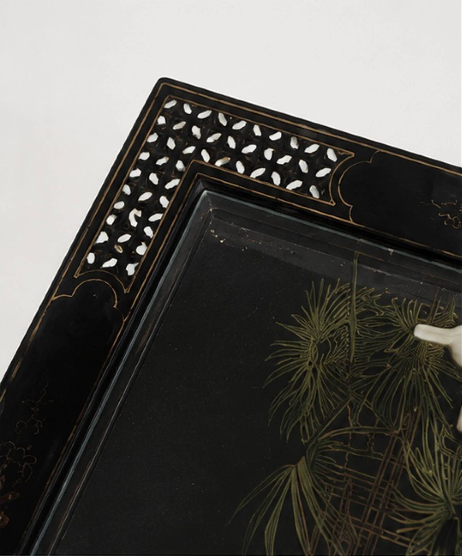 Table basse style chinois en bois noir et incrustrations de nacre