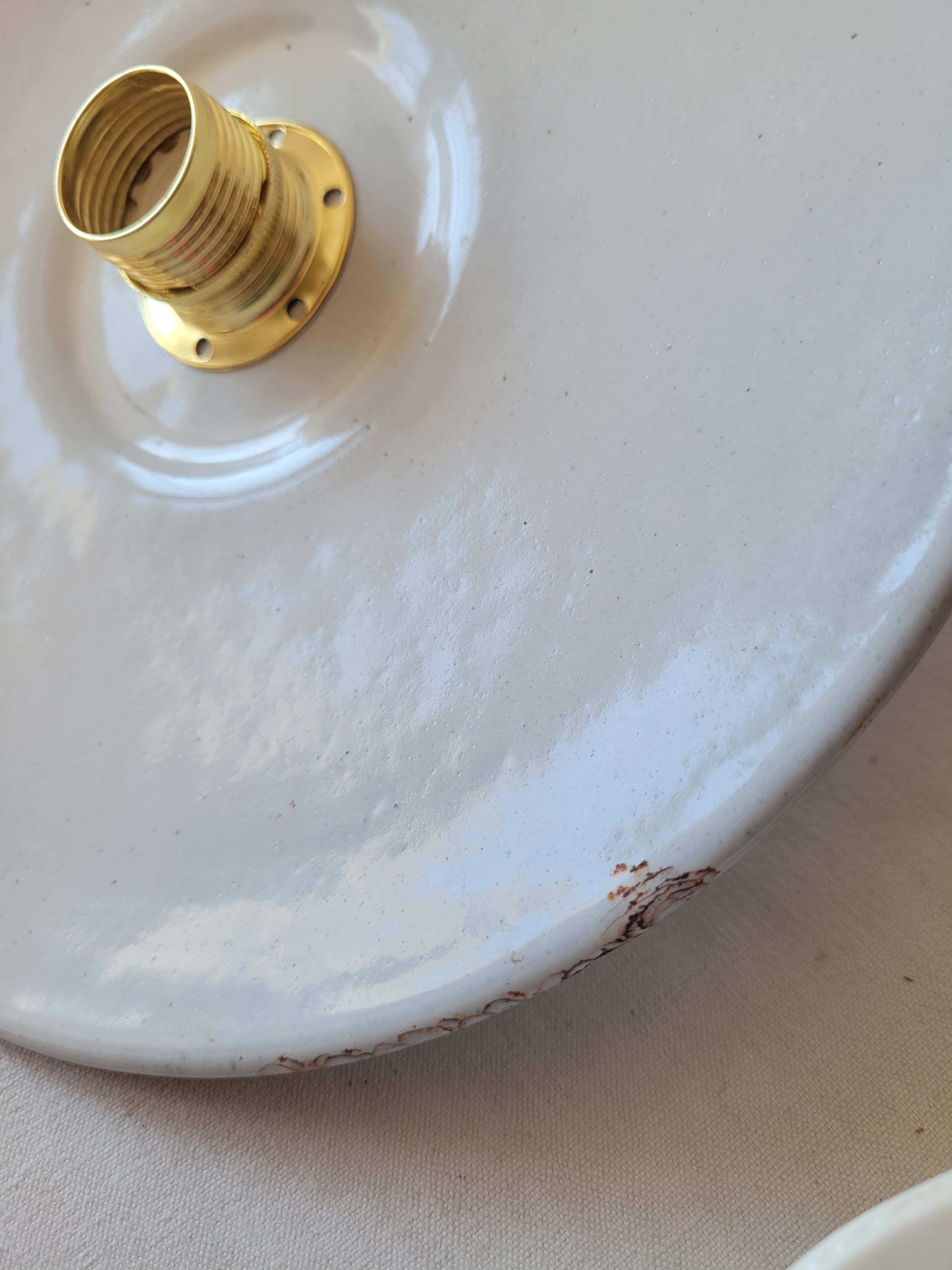 Enamelled sheet metal suspension