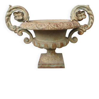 Vase en fonte du début du 19e siècle avec poignées enroulées et feuillagées.