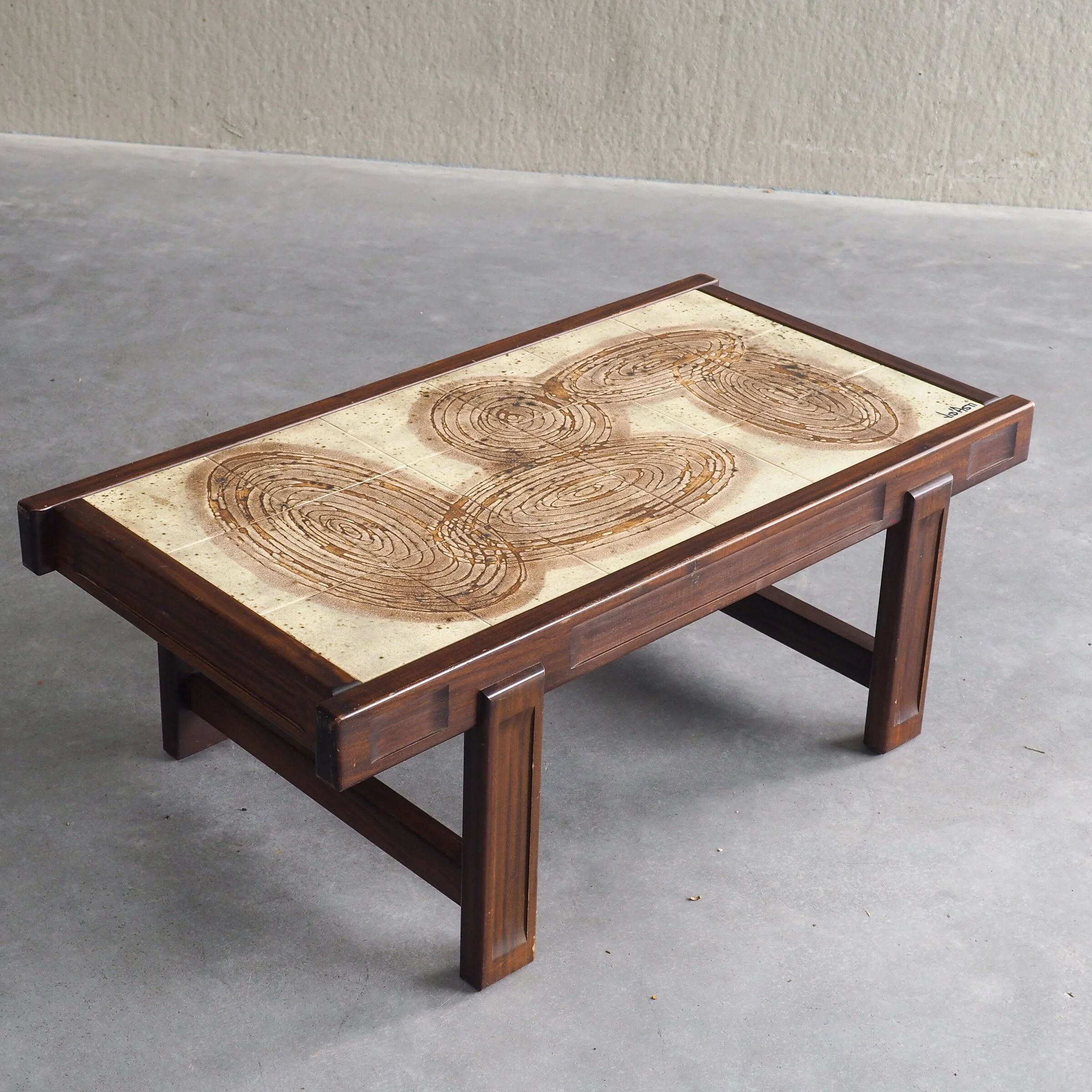 Table basse carrelée du milieu du siècle par Jean D’Asti
