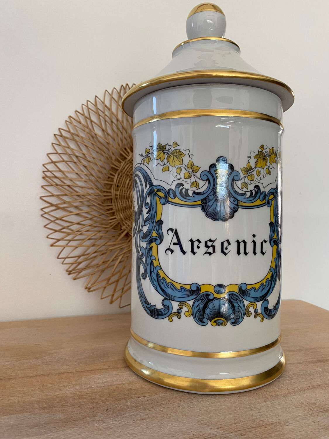 Pot à pharmacie Arsenic porcelaine blanche et dorée