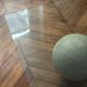 Table basse vintage design italien verre courbé et travertin