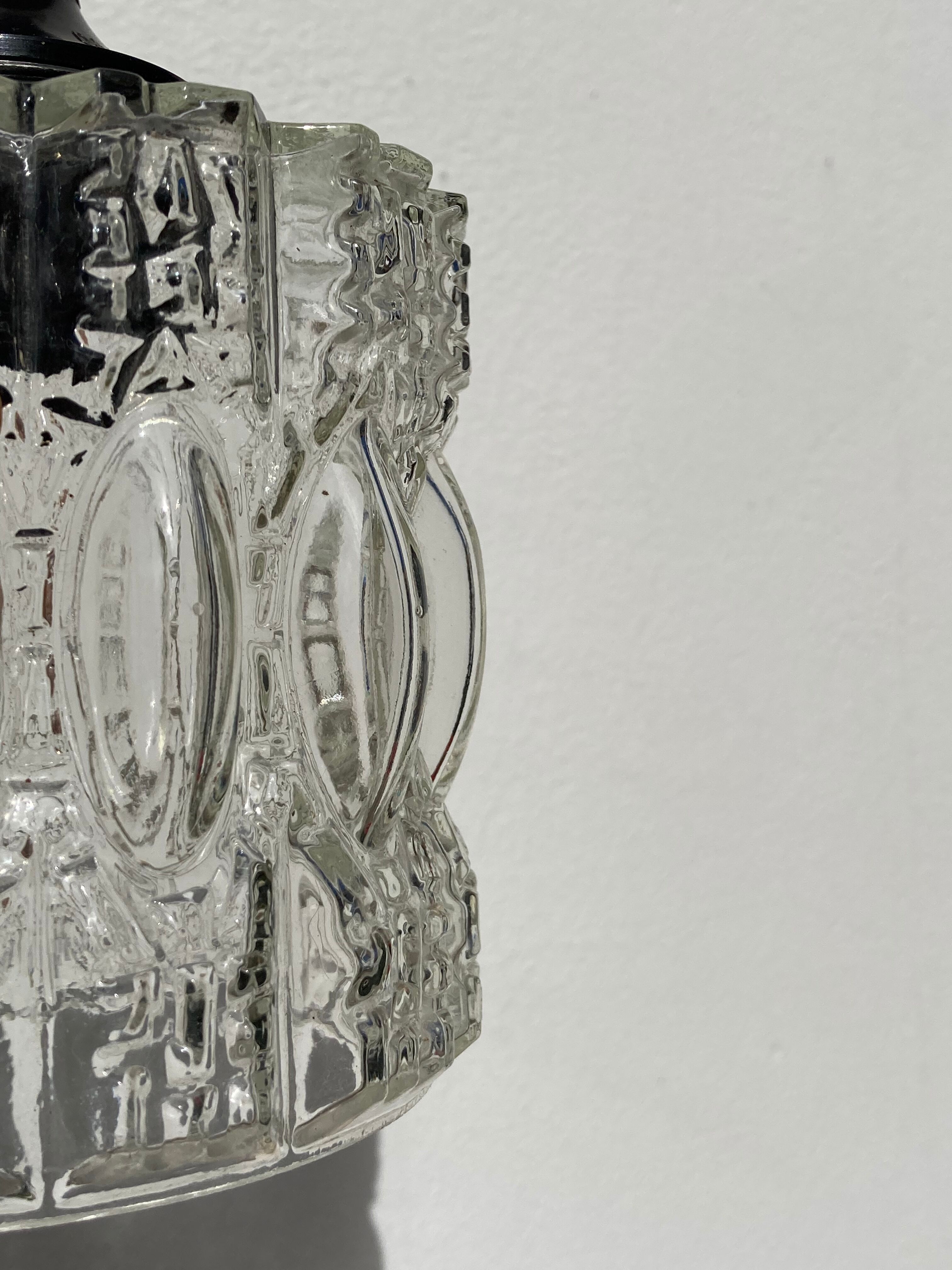 Suspension in molded glass 70s