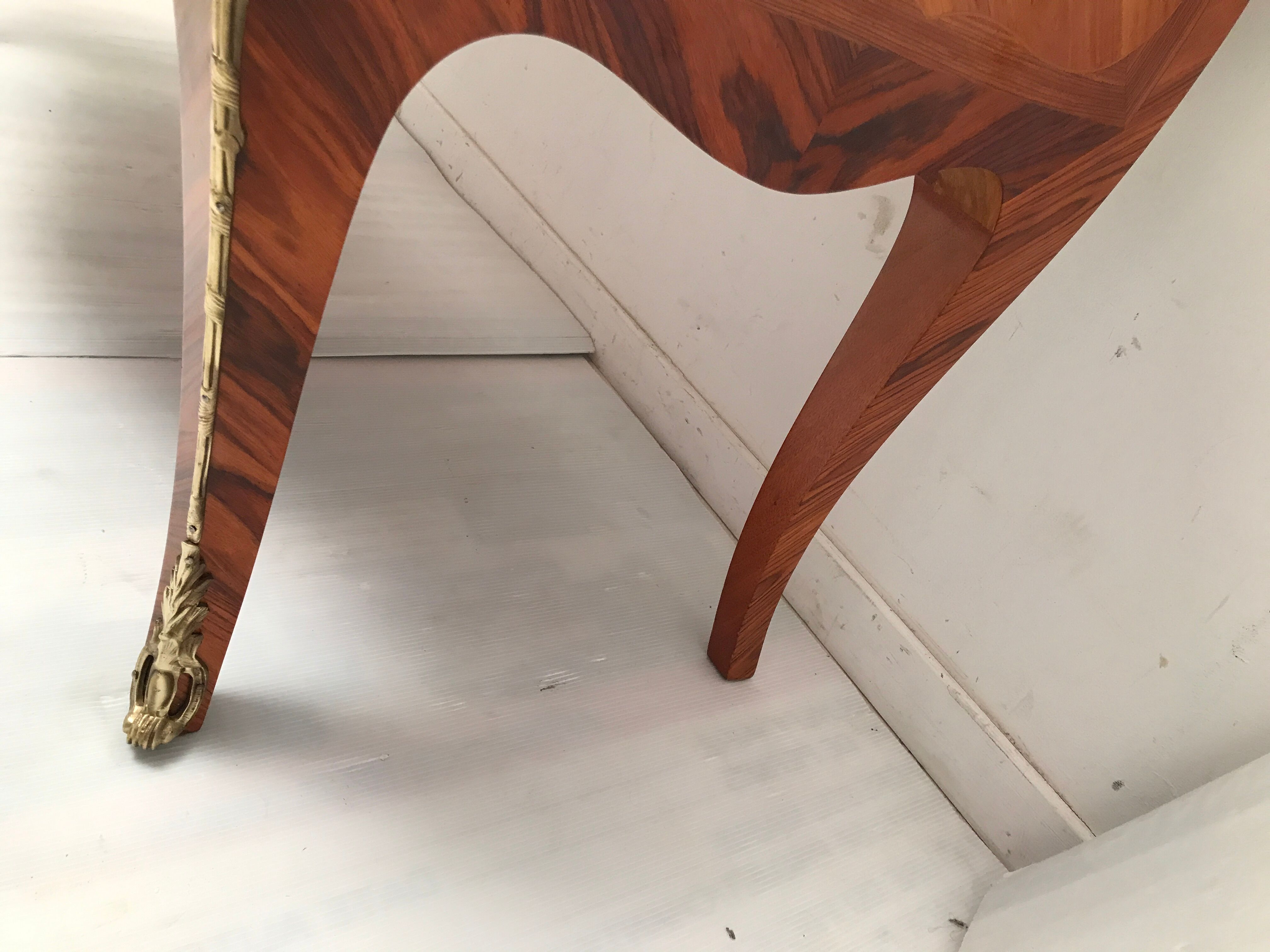 Commode de style Louis XV en placage d'acajou et bois de rose XX siècle