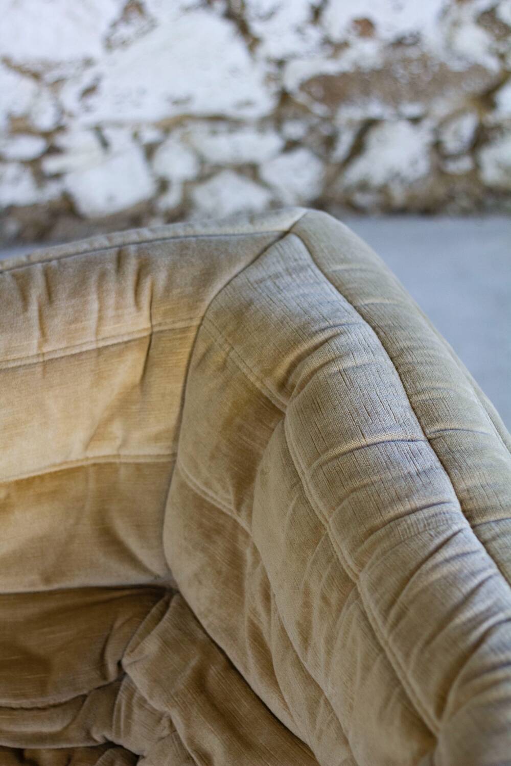 Chauffeuse d'angle Togo velours beige par Michel Ducaroy pour Ligne Roset