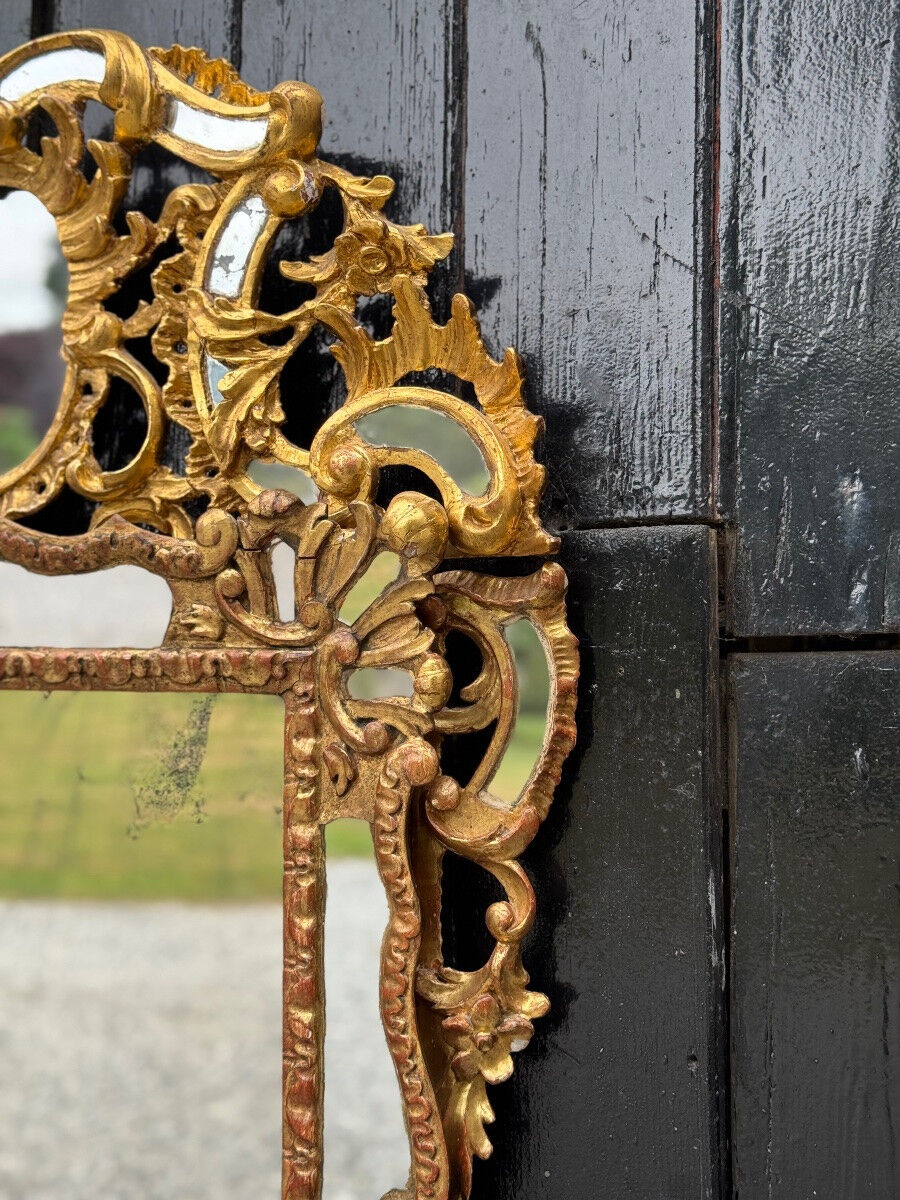 Miroir de style baroque en bois sculpté et doré, Empire Austro-hongrois, début XIXème siècle