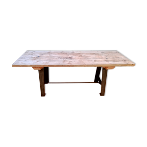 Table en bois et fonte,