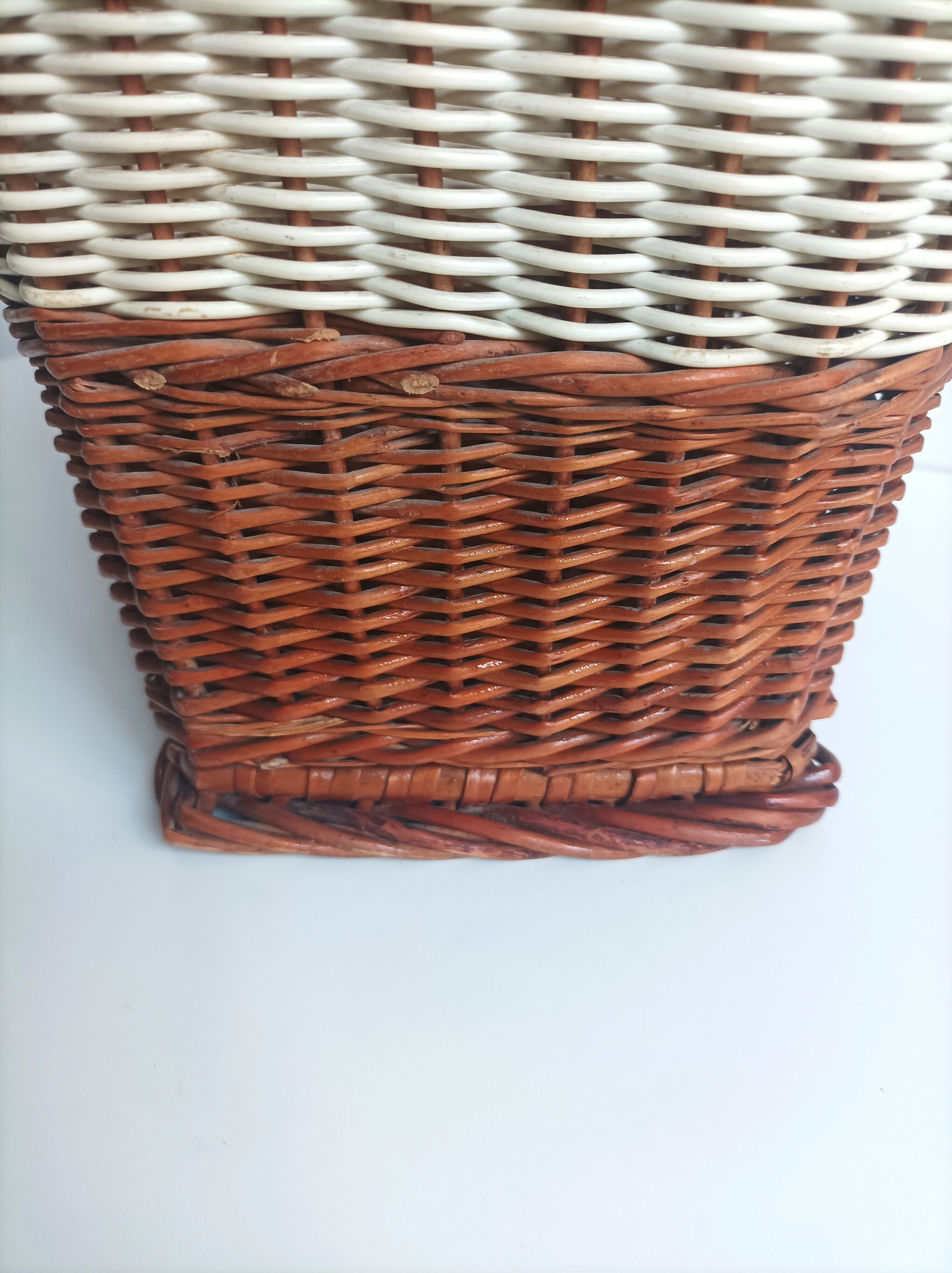Wicker basket & woven scoubidou threads