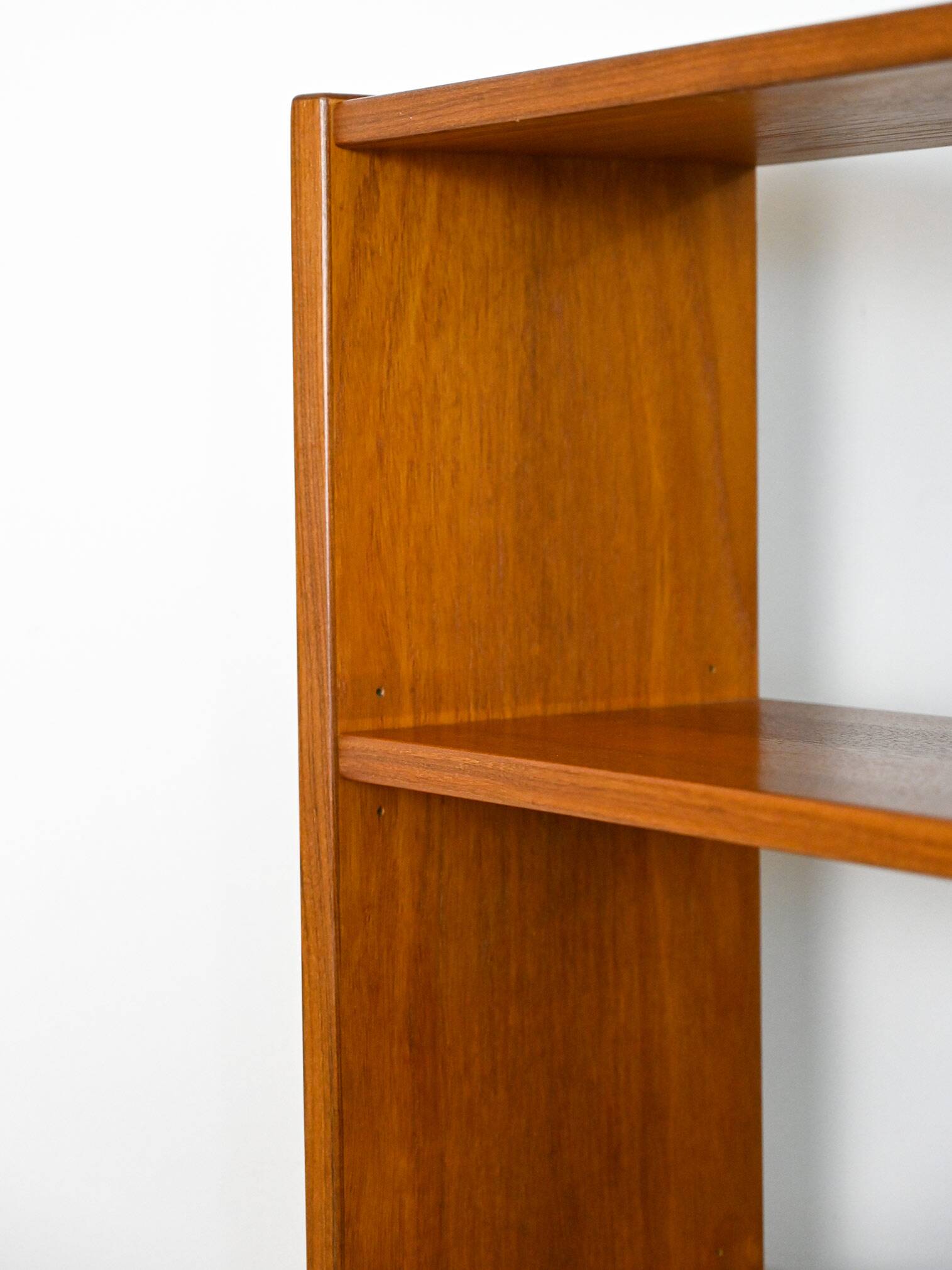Bibliothèque scandinave avec armoire