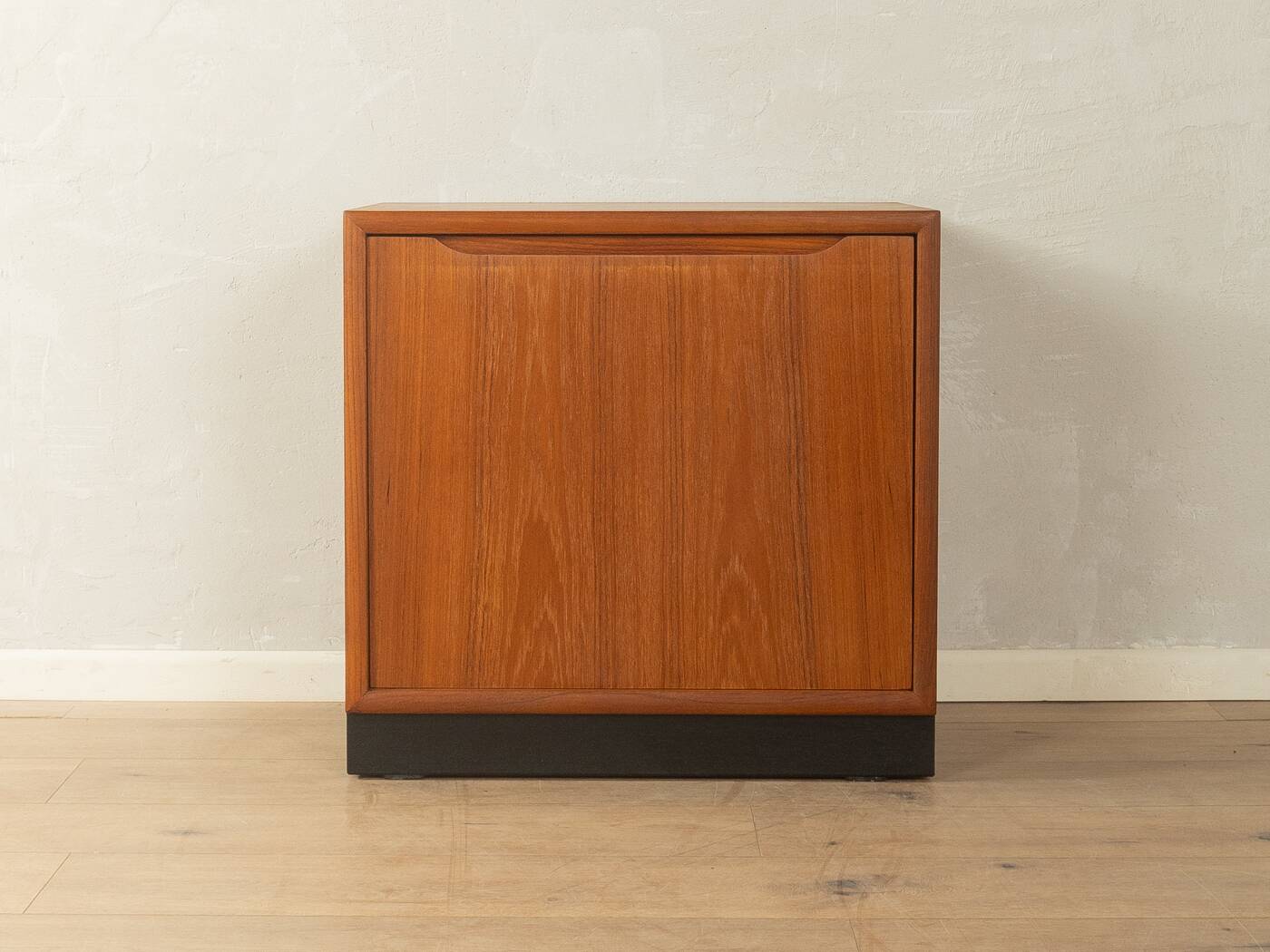 Commode classique des années 1960, en placage de teck.