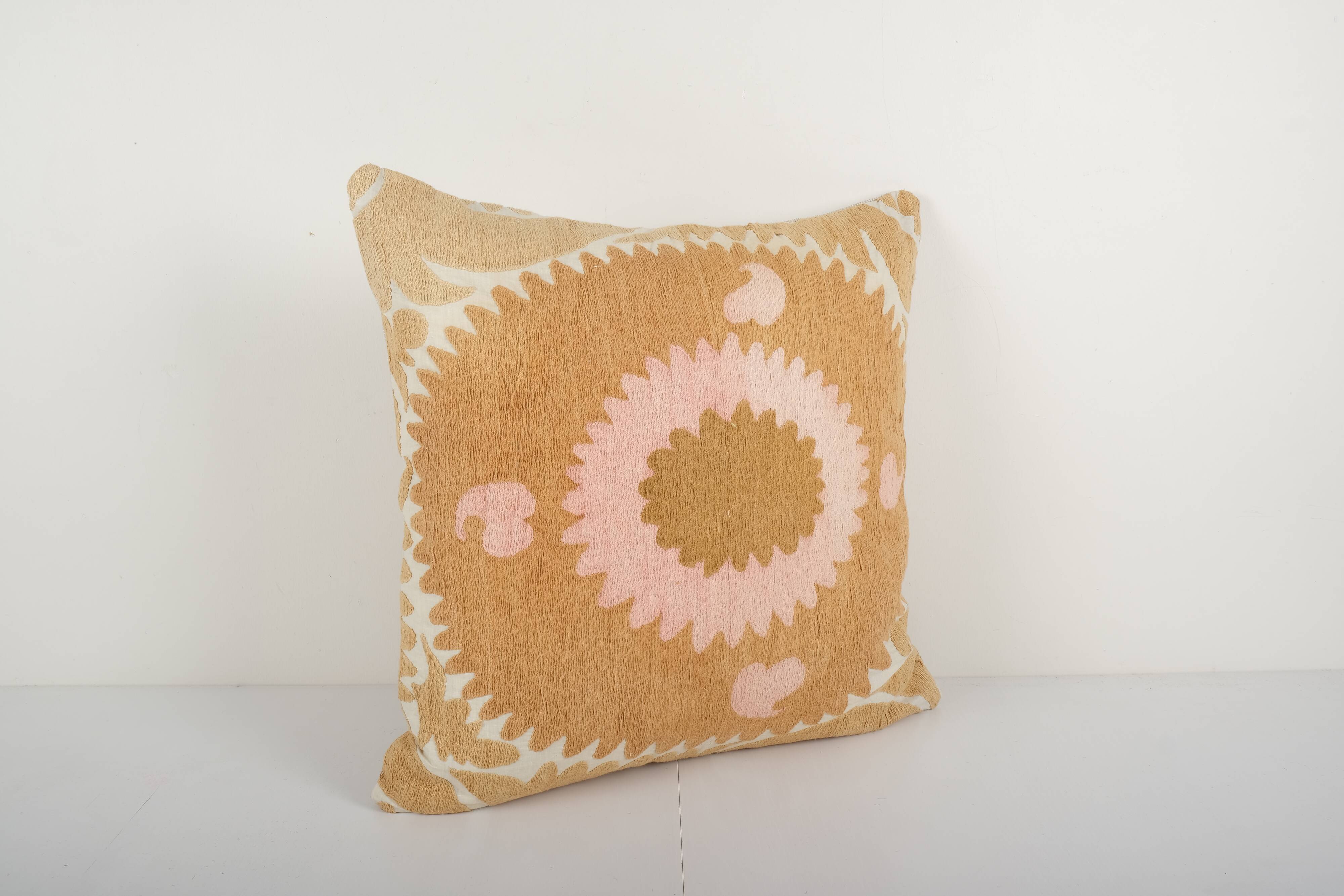 Coussin Suzani jaune délavé ouzbek