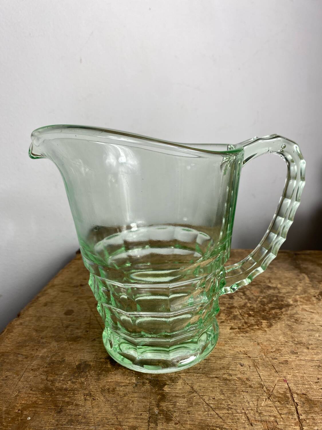 Carafe en ouraline fluorescente