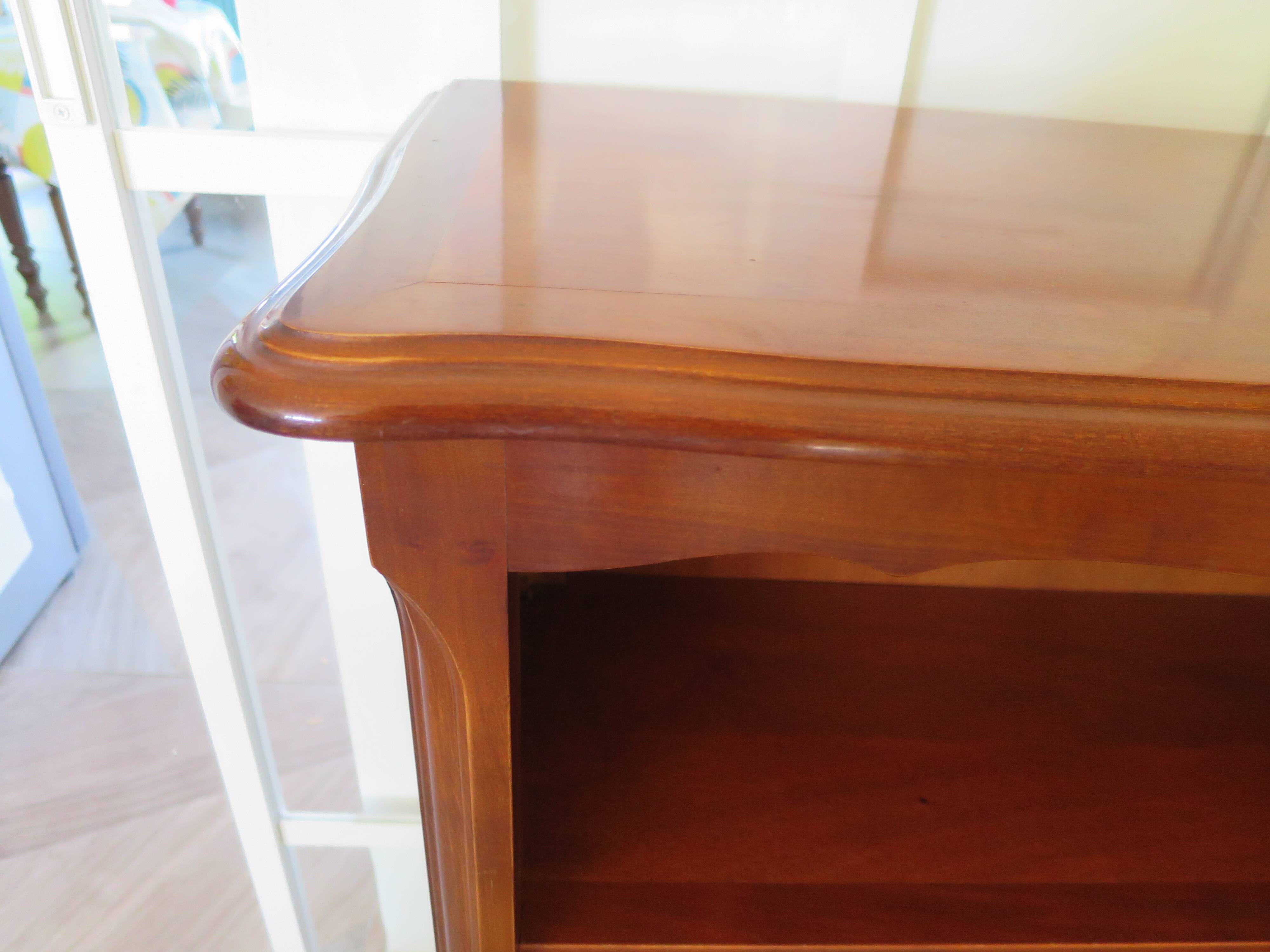 Beau bibus en merisier - 3 niveaux -Tablettes ajustables -Style Louis XV