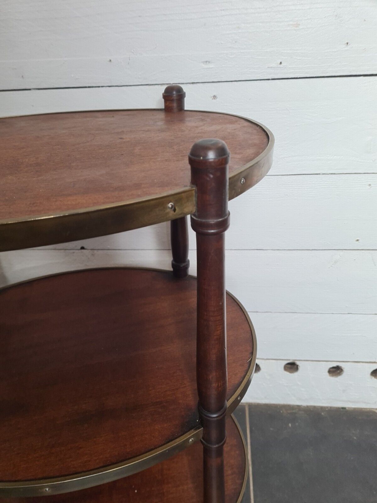 Table d'appoint ovale en acajou a 3 étages