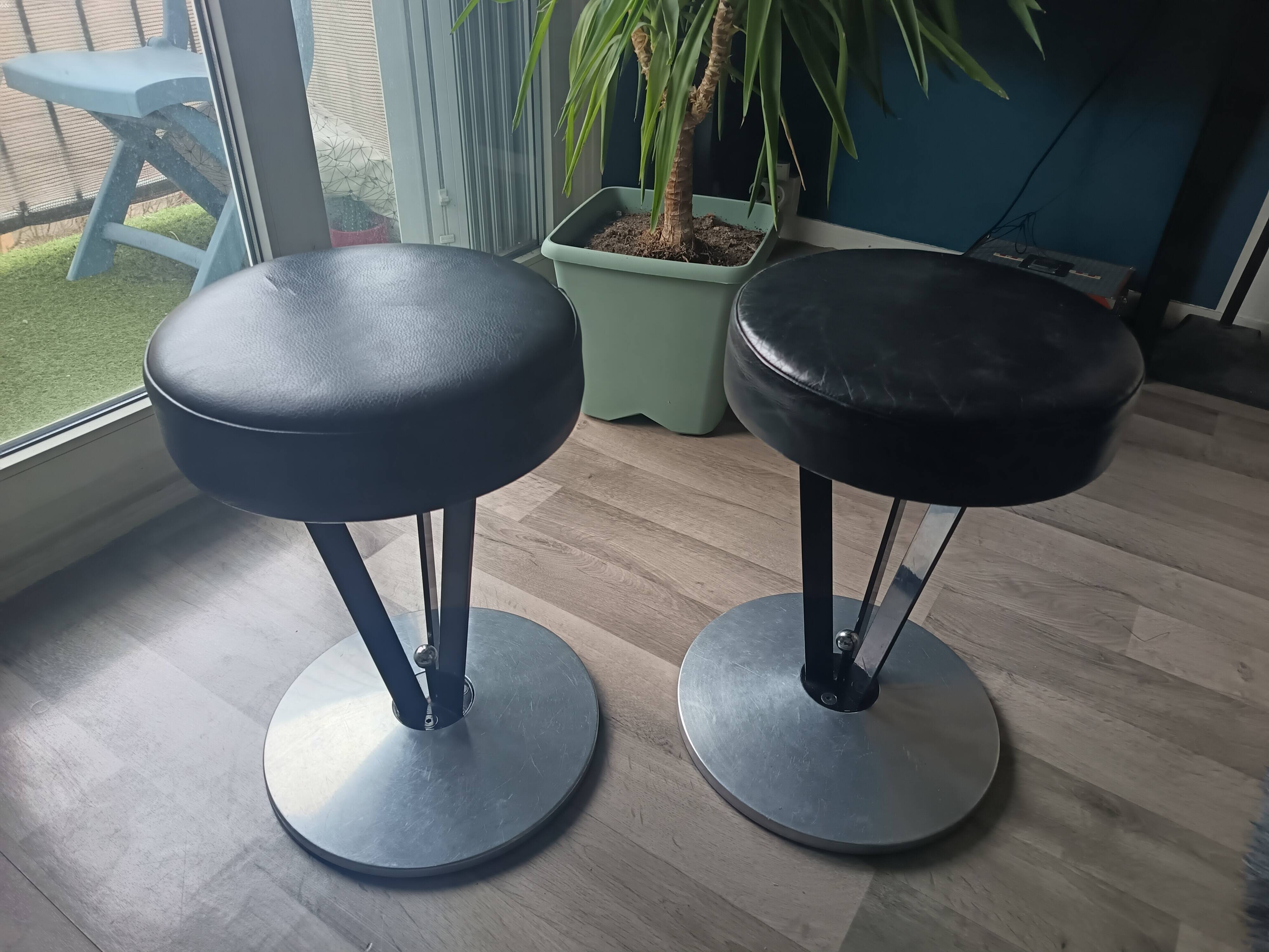 Dry Martini table and stool set