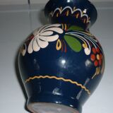 Pichet en terre vernissée bleue et fleurs