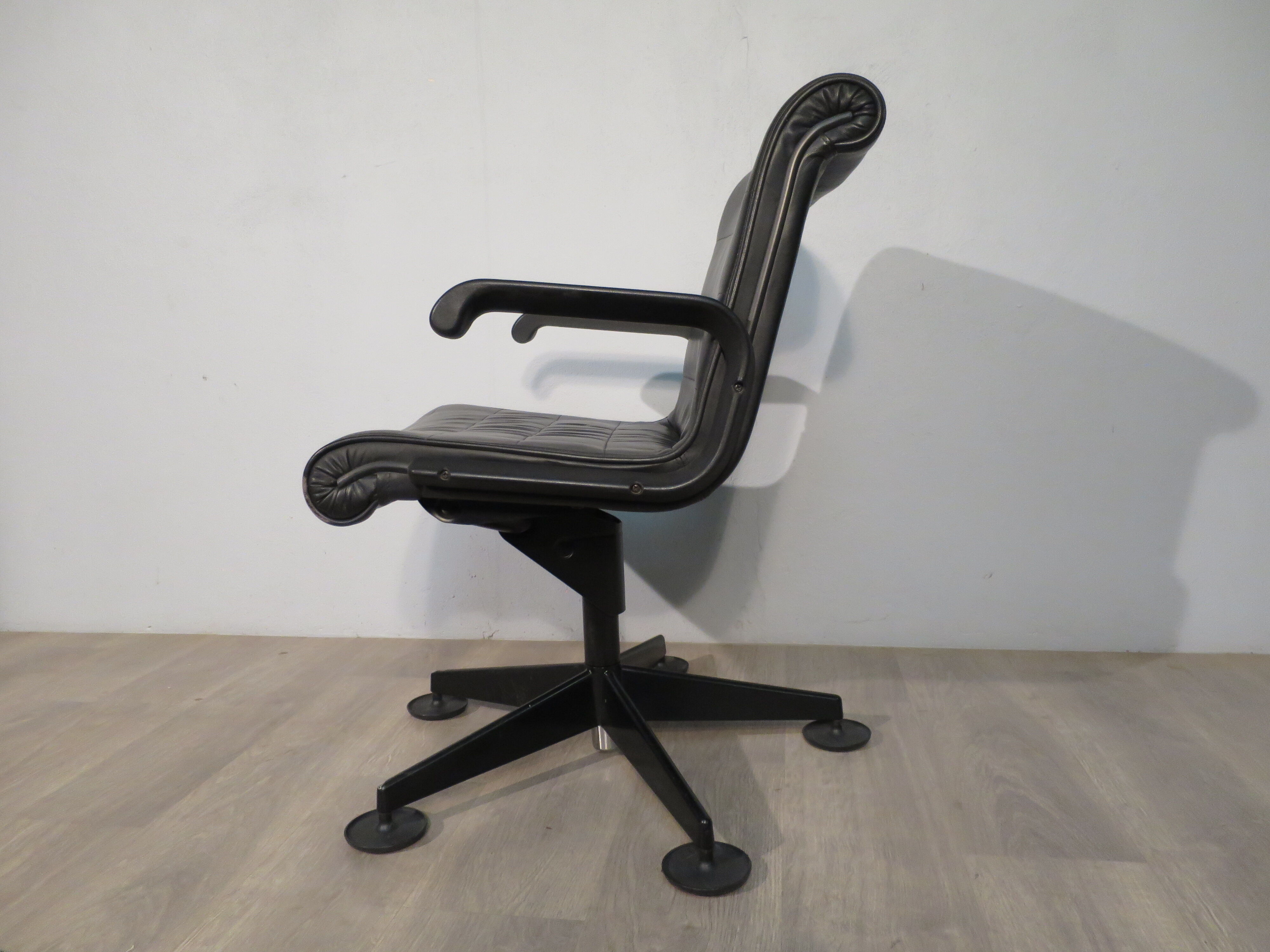 Sapper armchair edited by Knoll