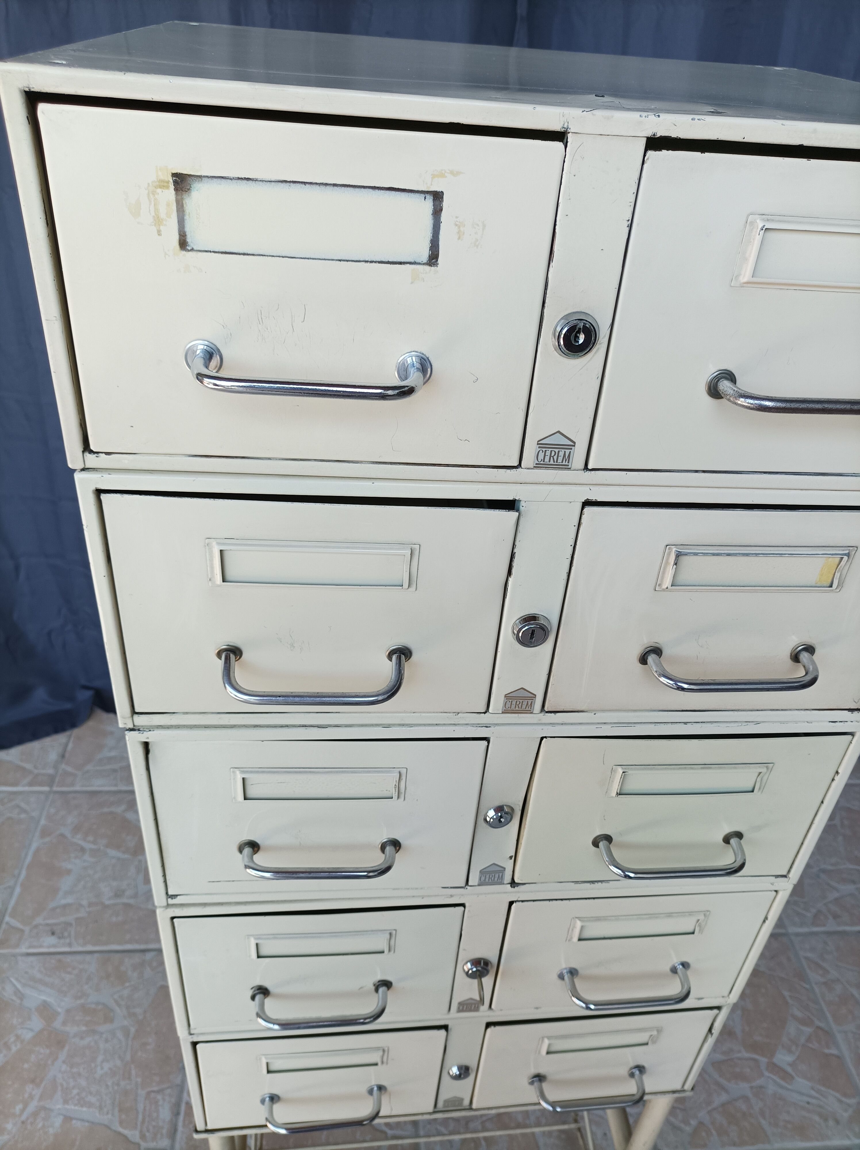 Cerem industrial locker service unit