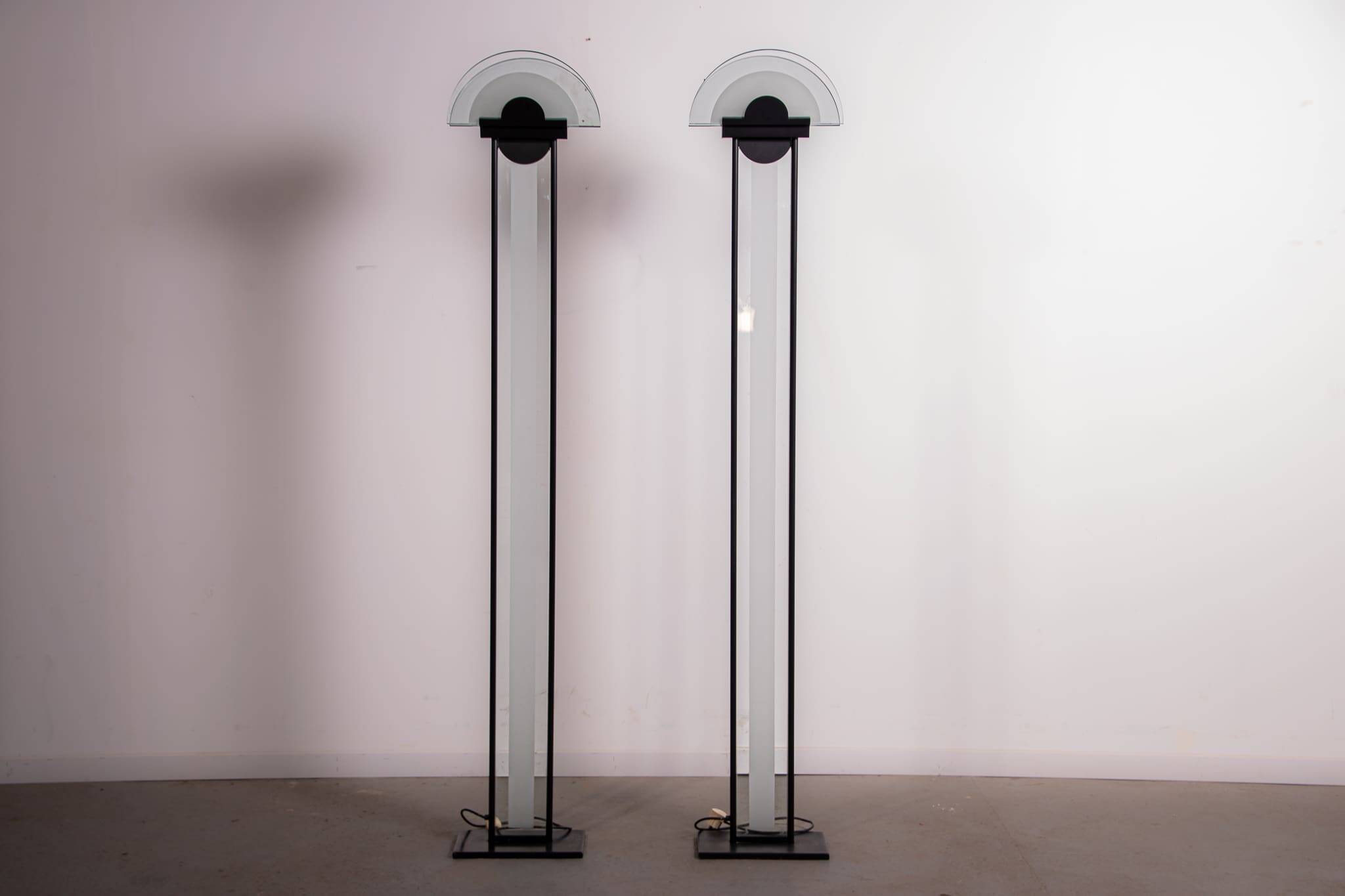 Ensemble de lampadaires en verre dépoli de style Memphis. Vers 1980.