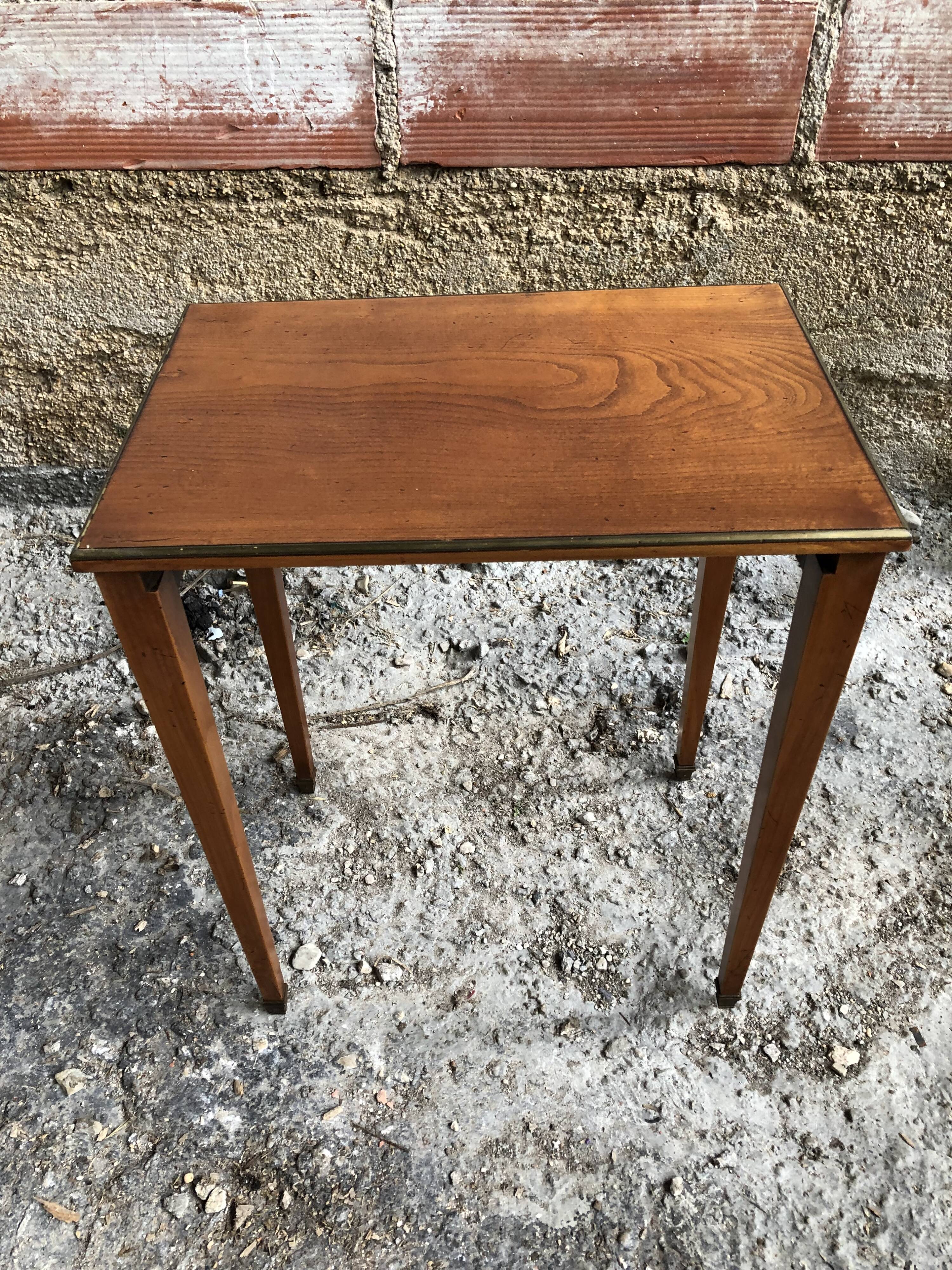 Table basse appoint bois pieds compas avec contour & sabots laiton vintage