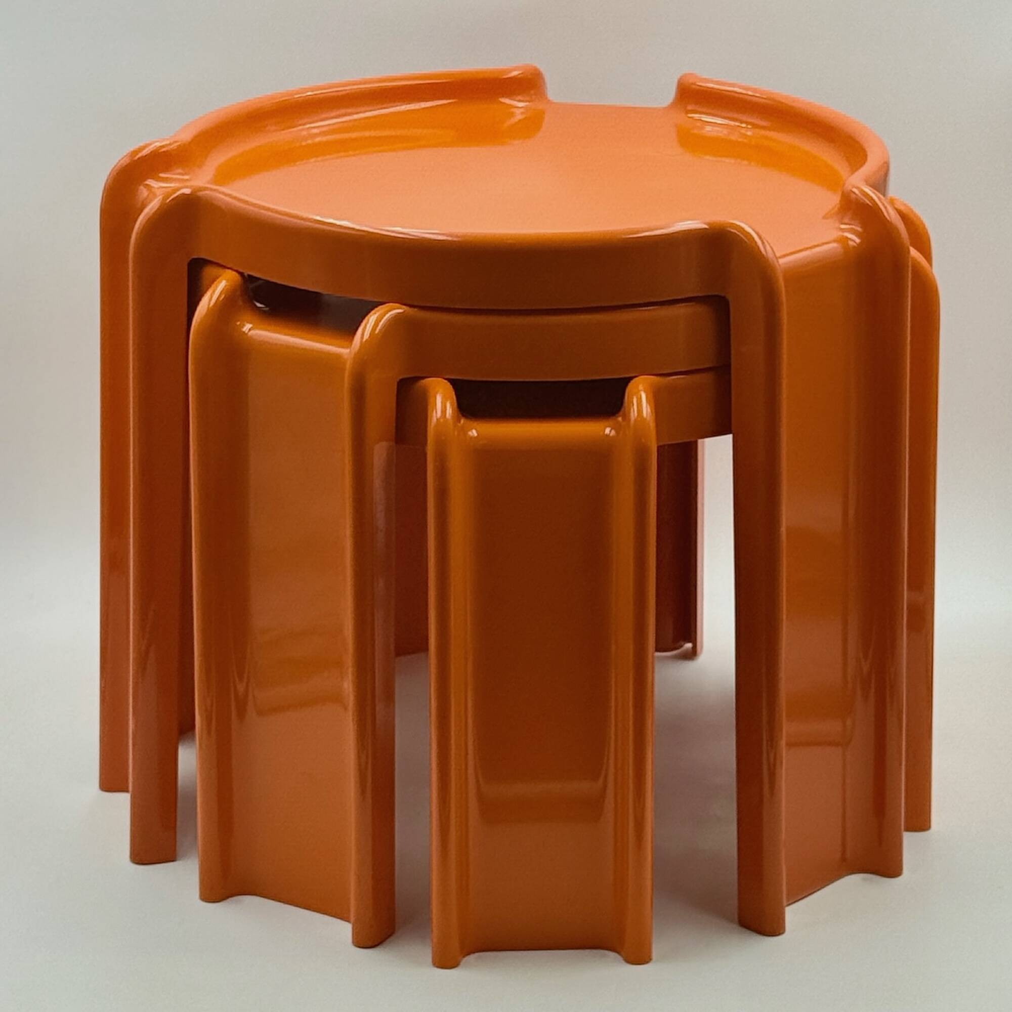 3 tables orange Giotto Stoppino pour Kartell, années 1960