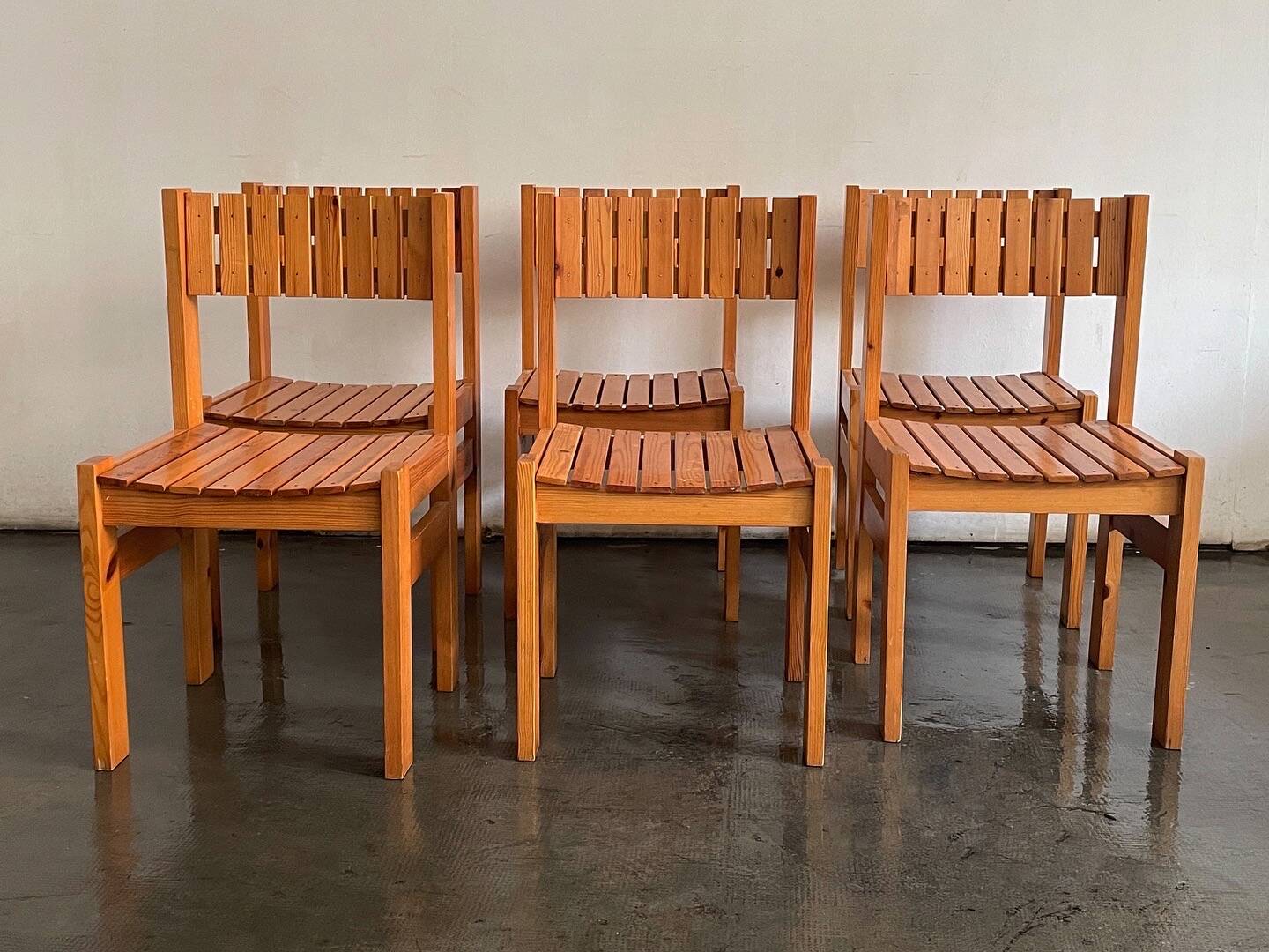 Set de 6 chaises rationalistes en pin massif, Espagne, années 1970.