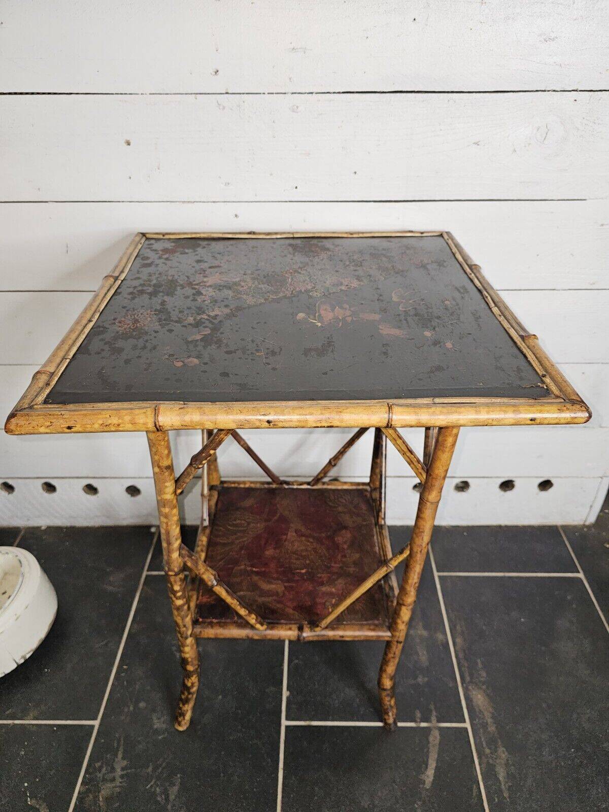 table en bois style bambou avec décor asiatique