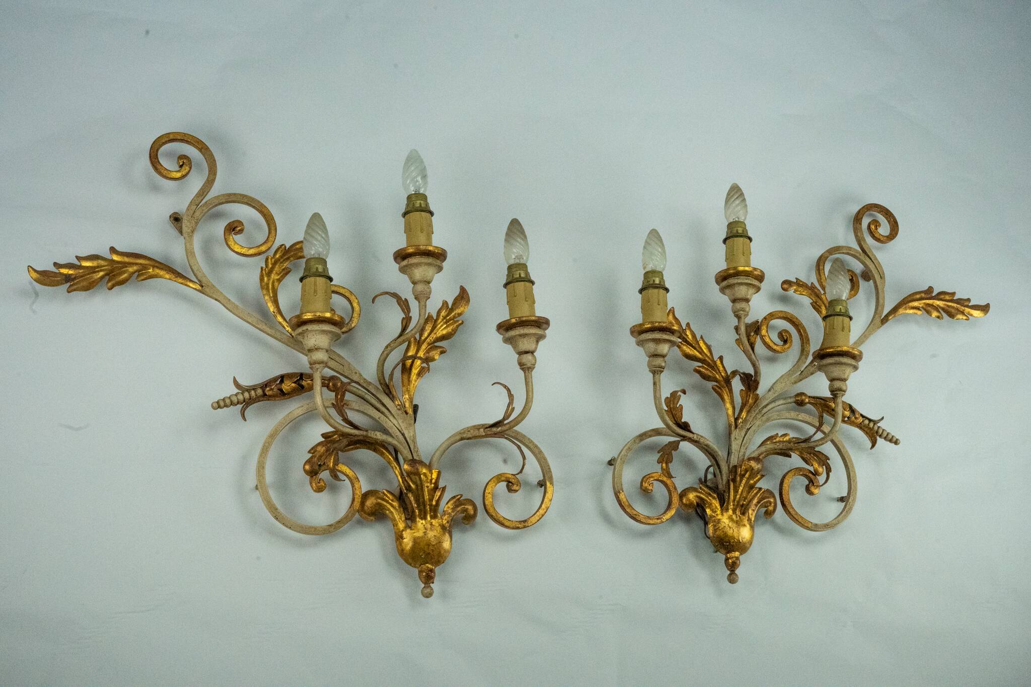 Pair of large floral wall lamps in gilded and lacquered metal. Italy 1960s