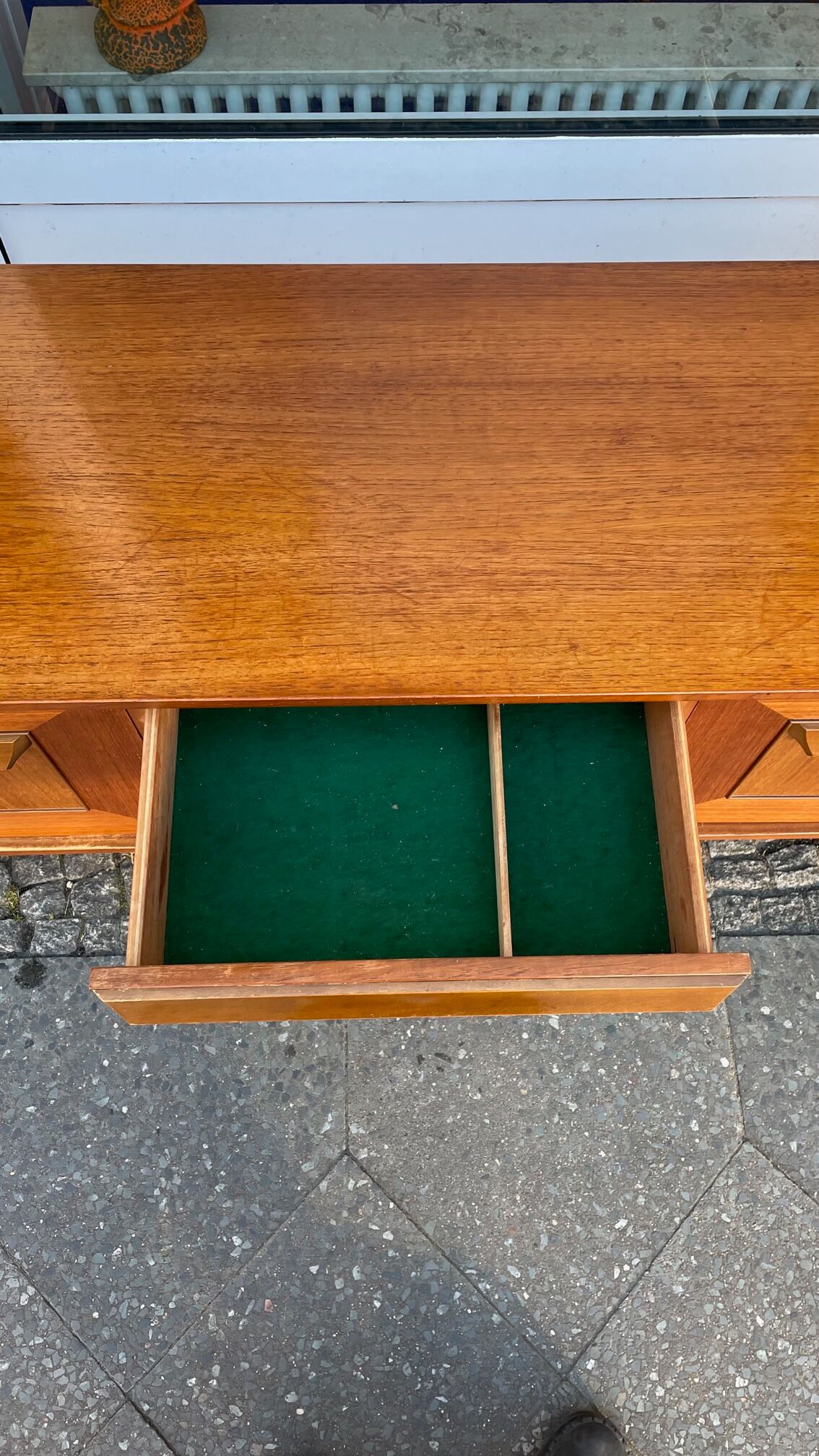 Atypical teak row of the 60s
