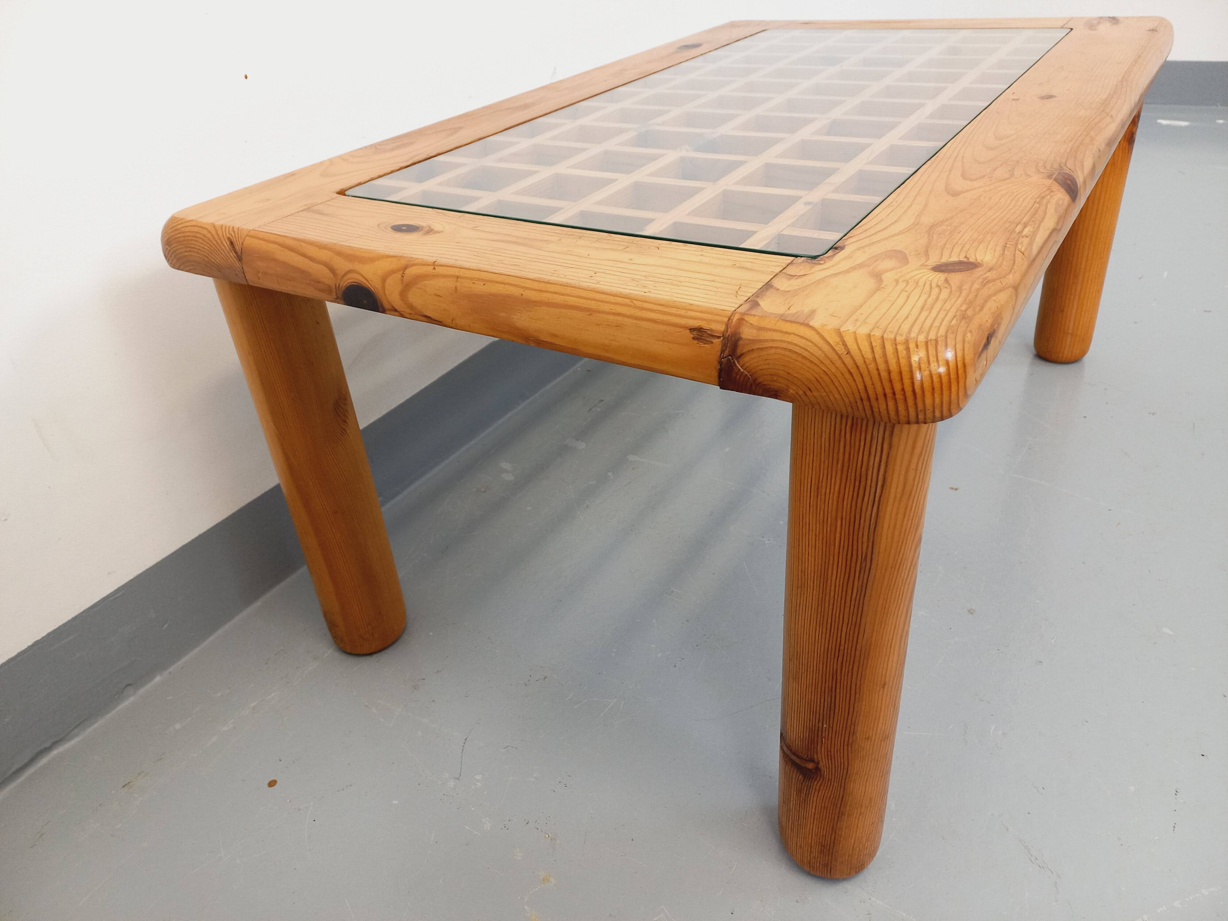 Vintage modernist coffee table in pine and glass from the 70s and 80s.