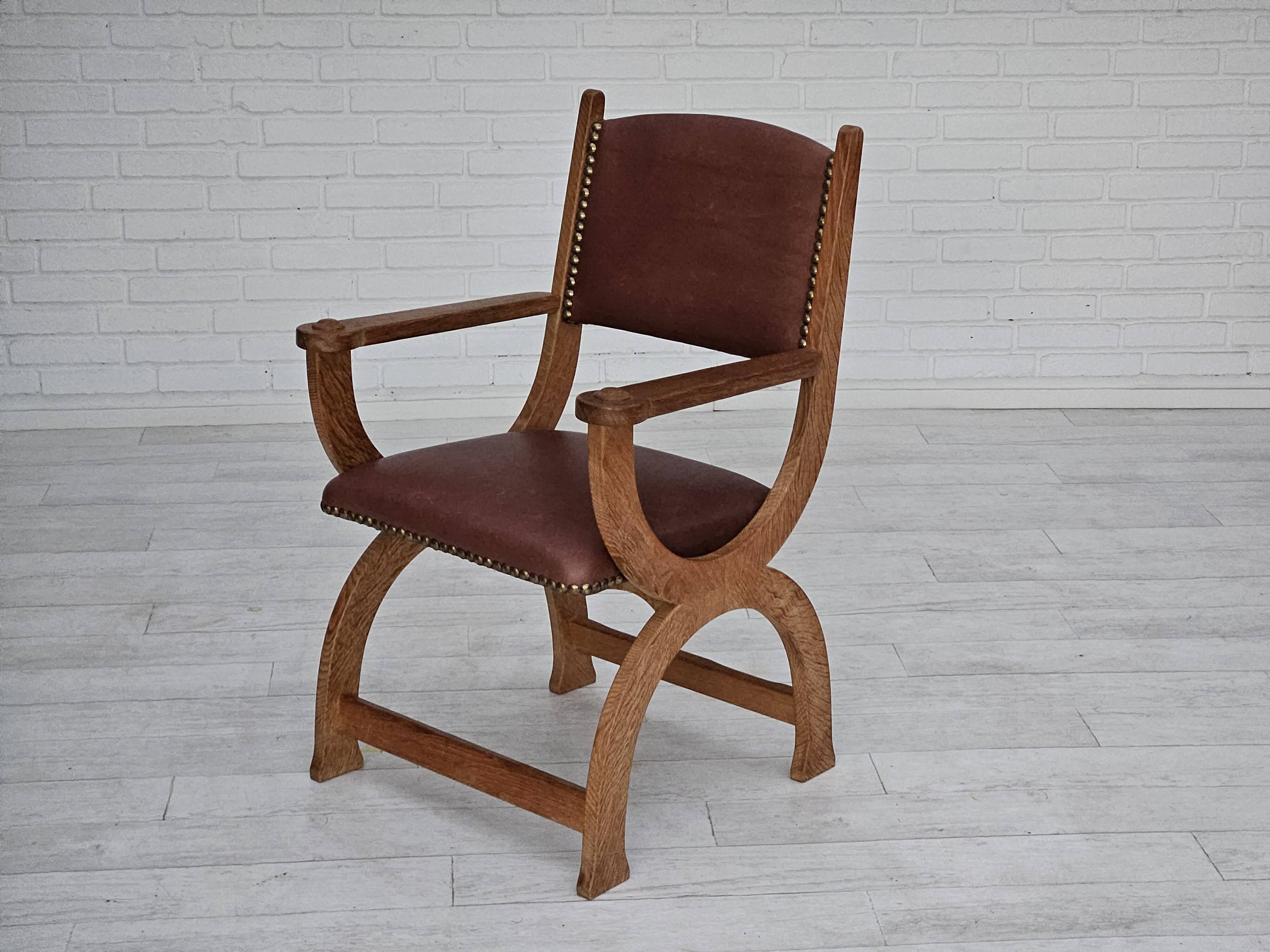 Années 1950, design danois, fauteuil retapissé, cuir marron naturel, bois de chêne.
