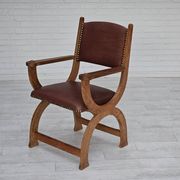 Années 1950, design danois, fauteuil retapissé, cuir marron naturel, bois de chêne.