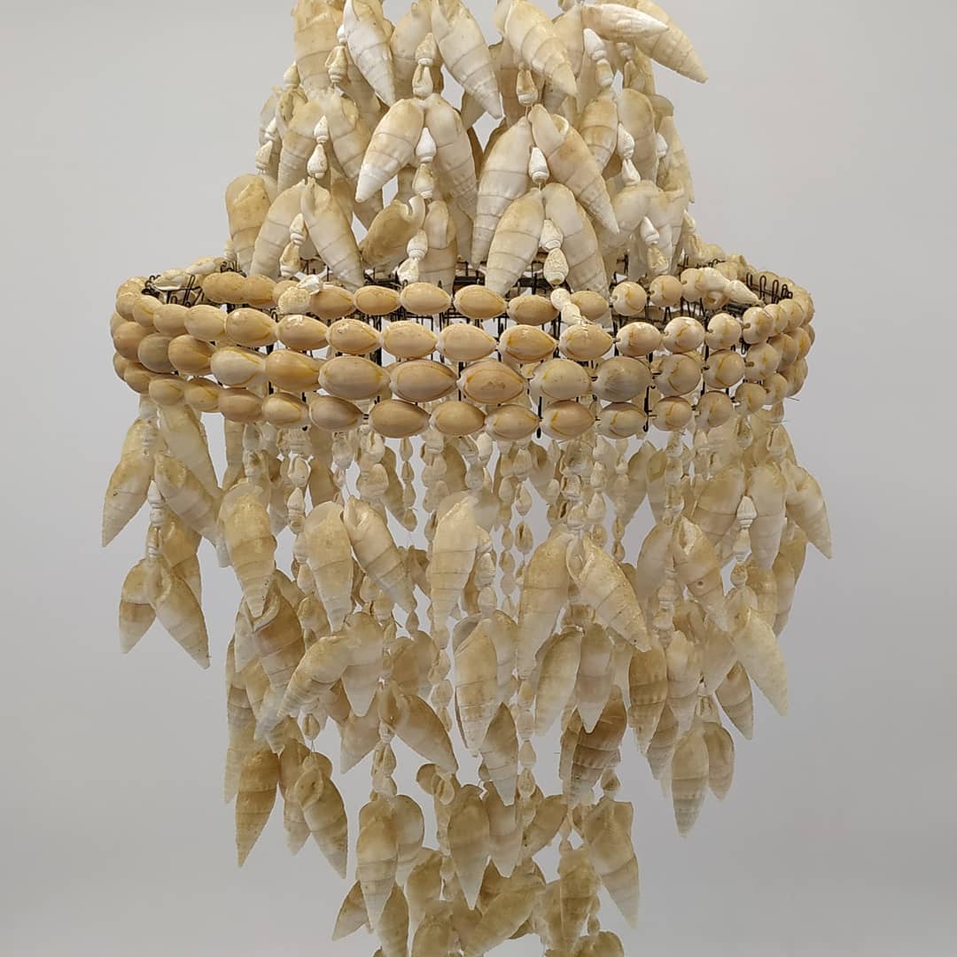 Suspension vintage cowries shells