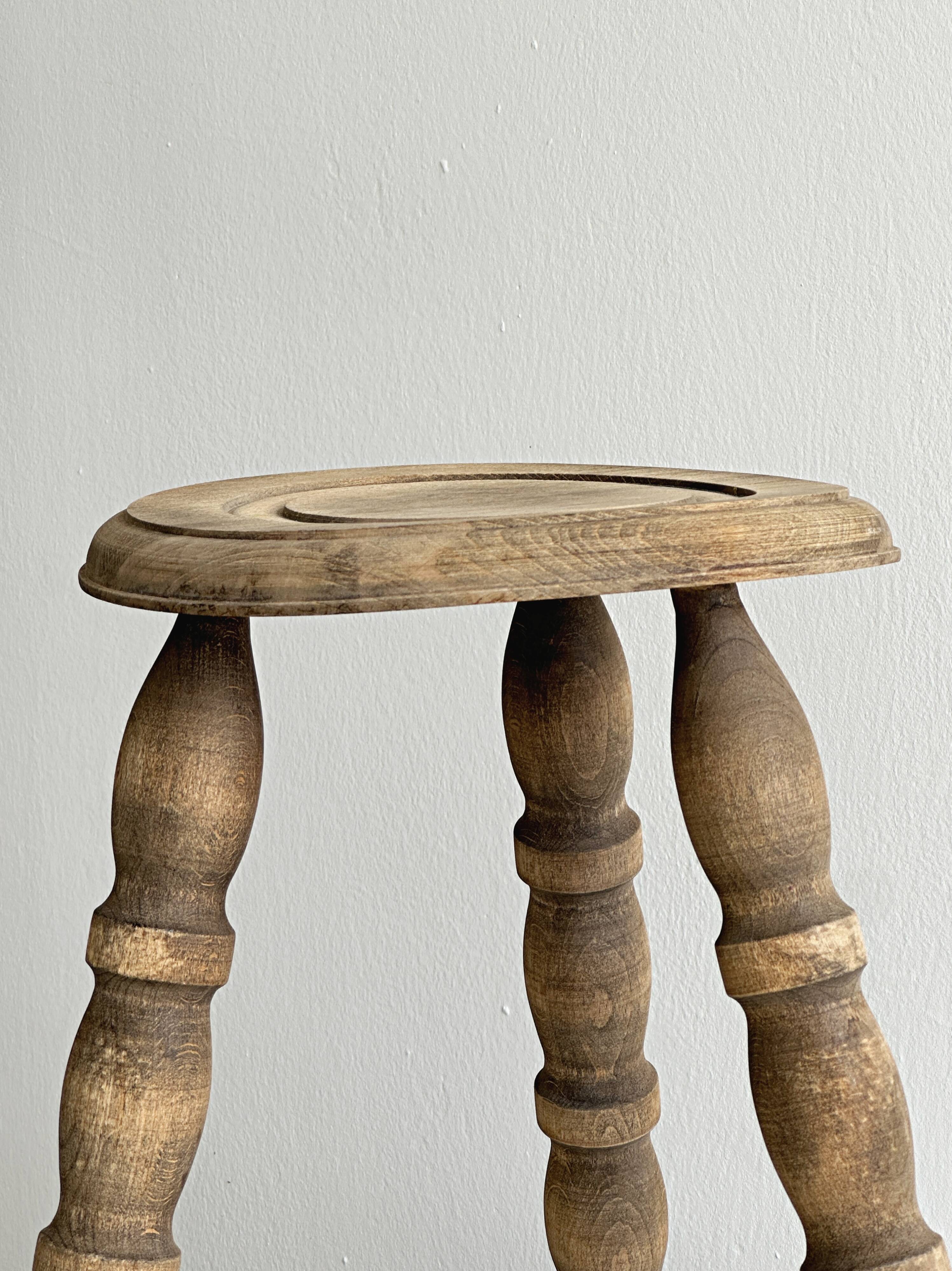 Tabouret tripode ancien en bois