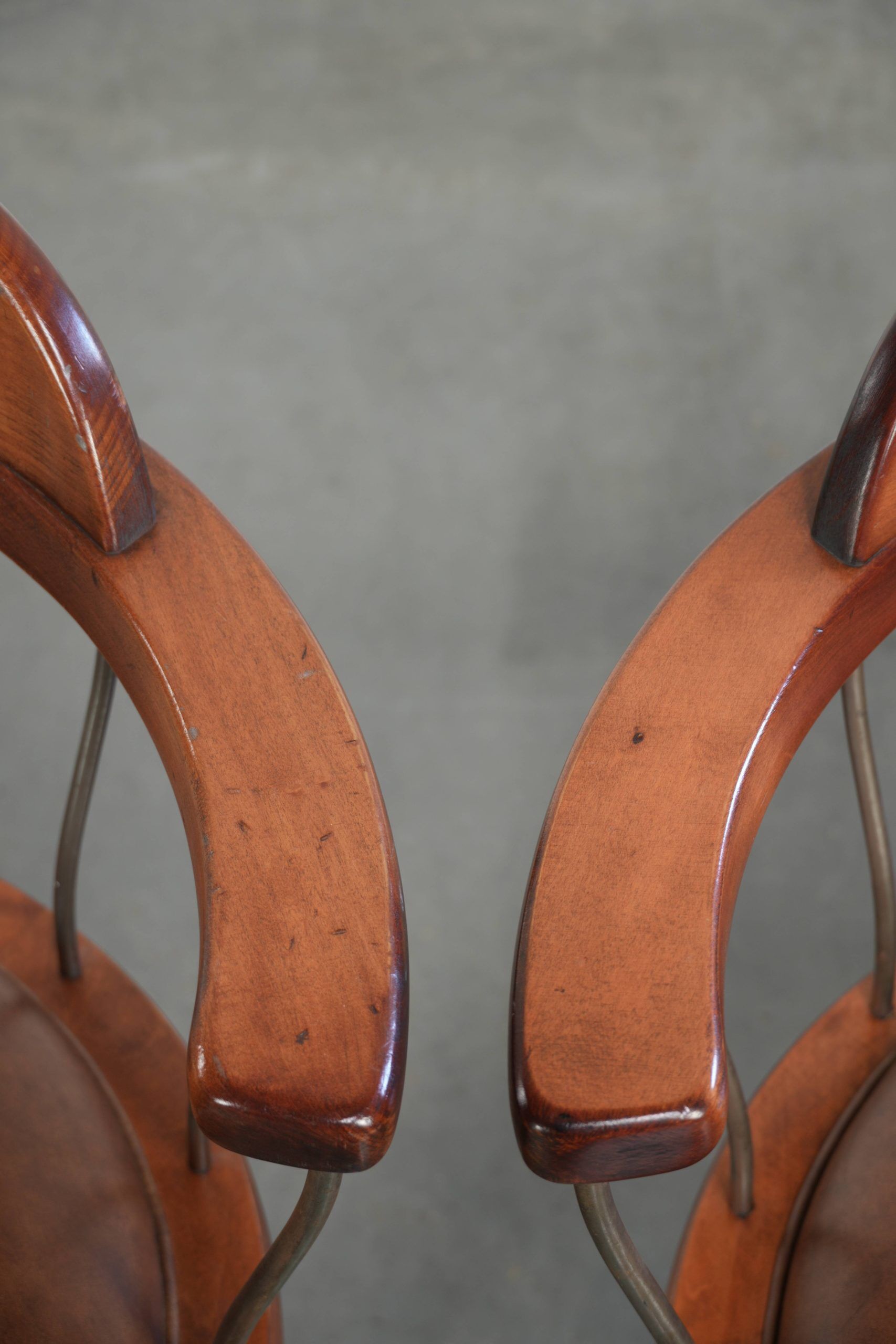 Ensemble de 3 chaises de bureau / de côté pivotantes avec un siège en cuir de vache couleur cognac.