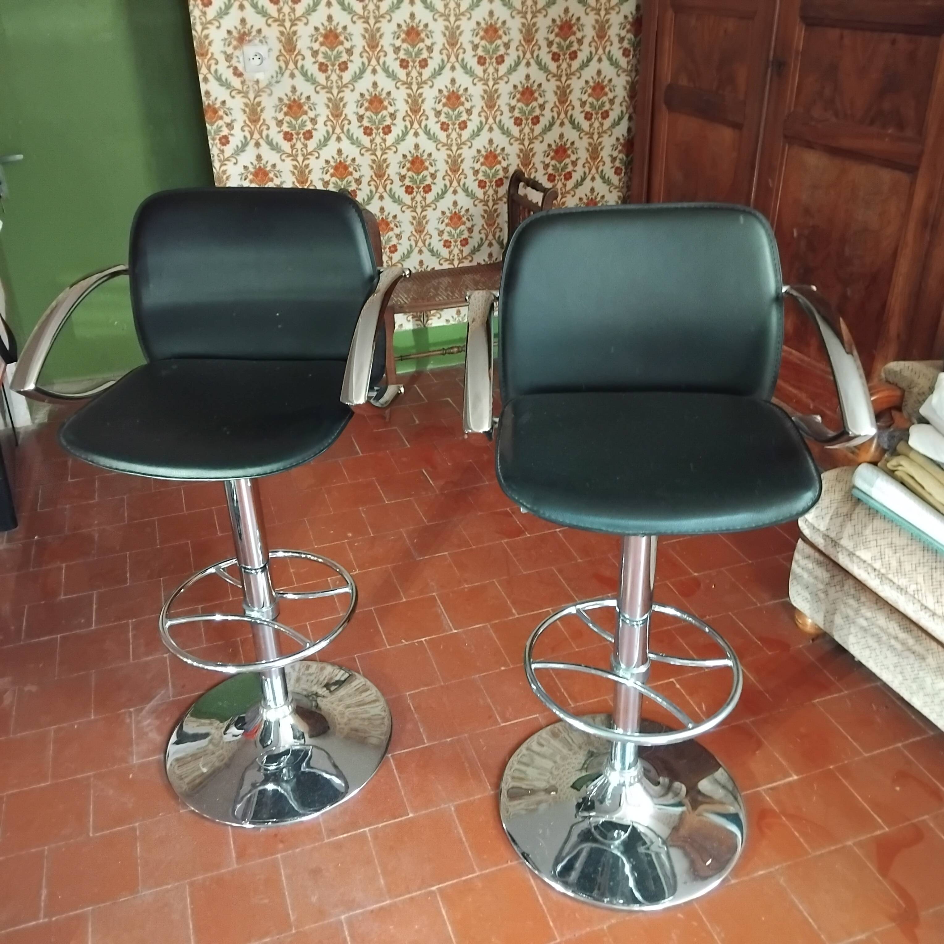 Bar set, tempered glass shelf and 2 stools