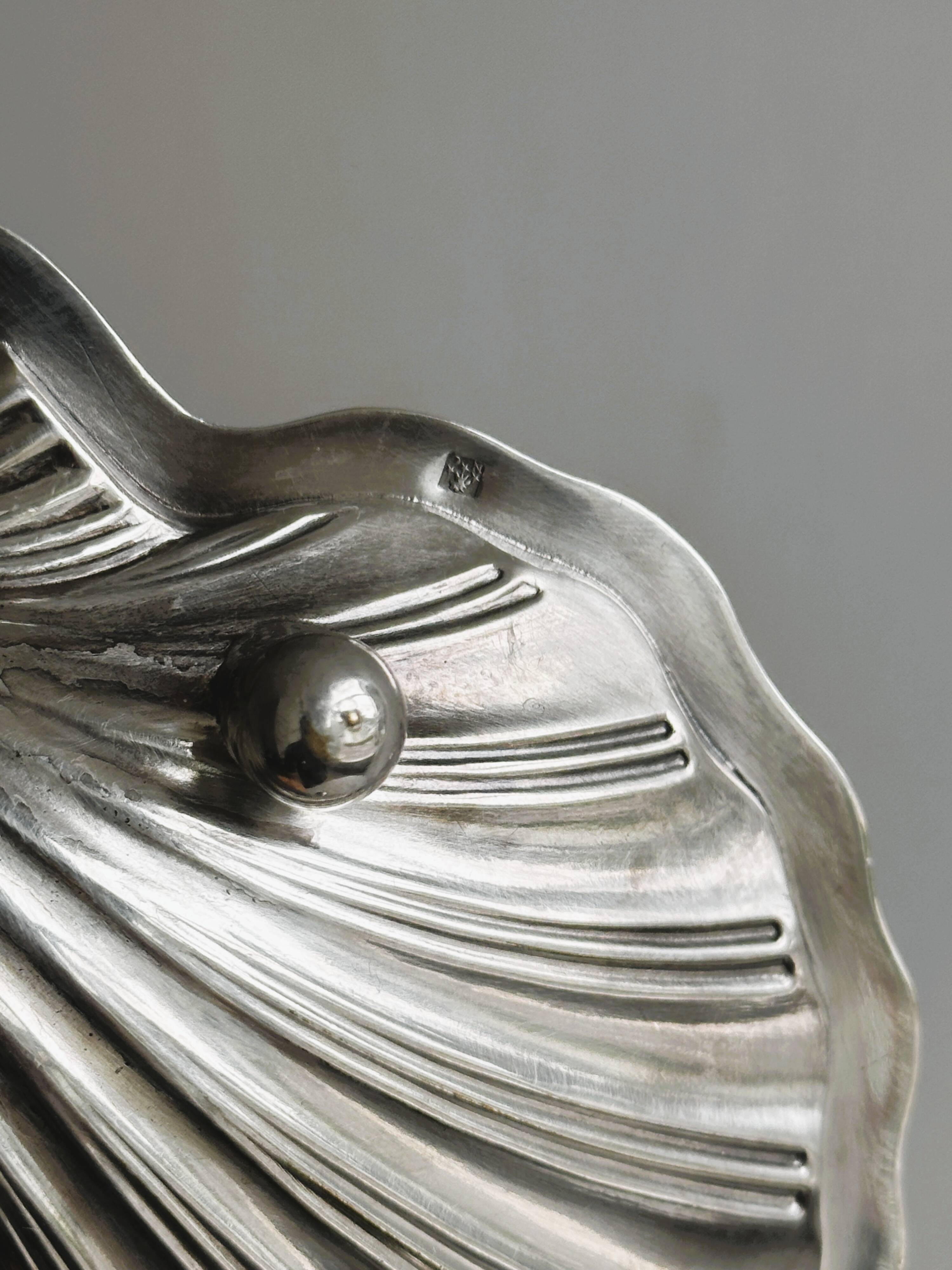 Shell-shaped jewelry holder or butter dish