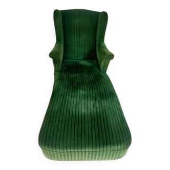 A Napoleon III style chaise longue, green velvet from the 1930s.