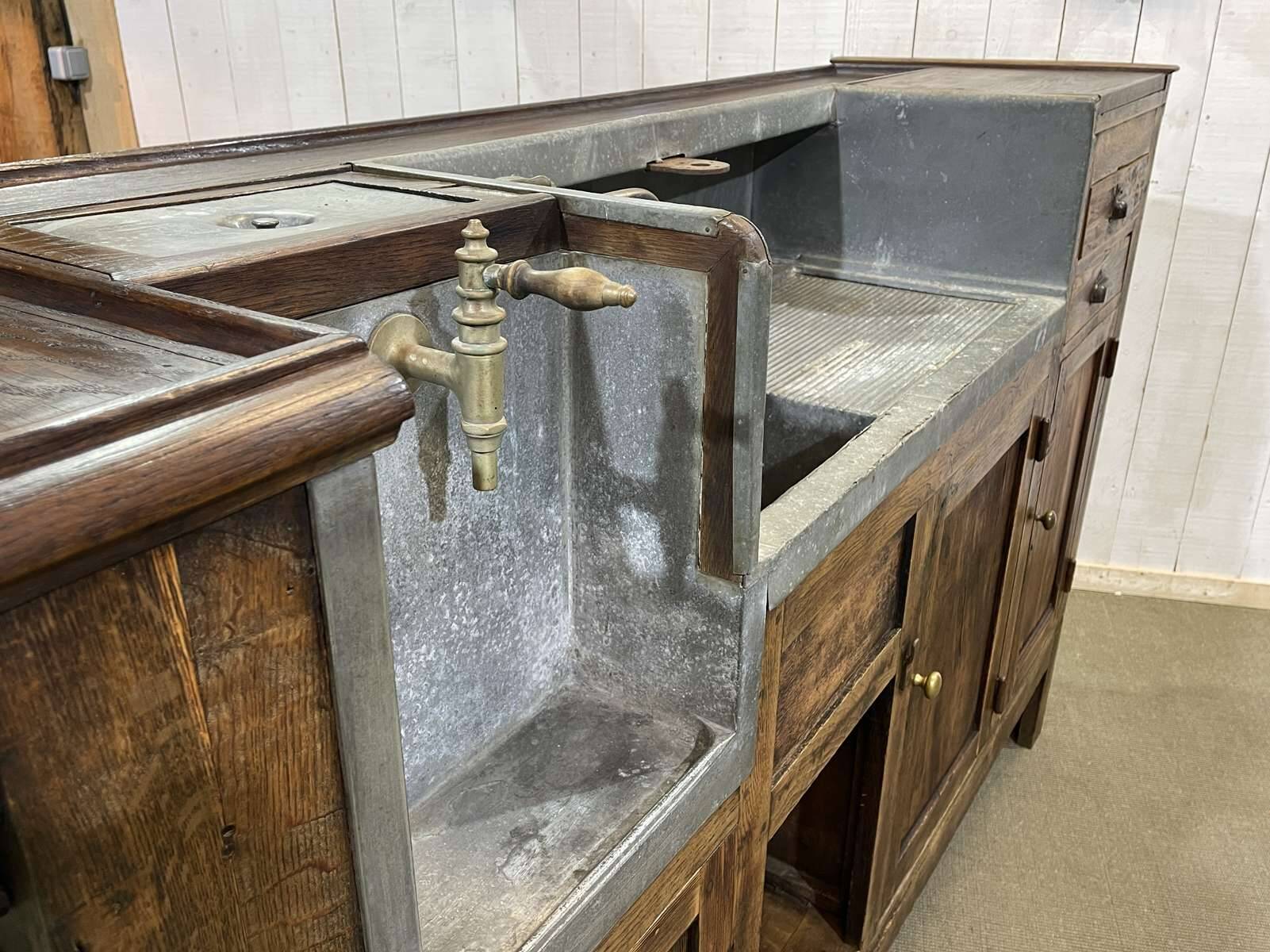 Comptoir de bar en chêne début XXème avec habillage d'époque zinc et étain