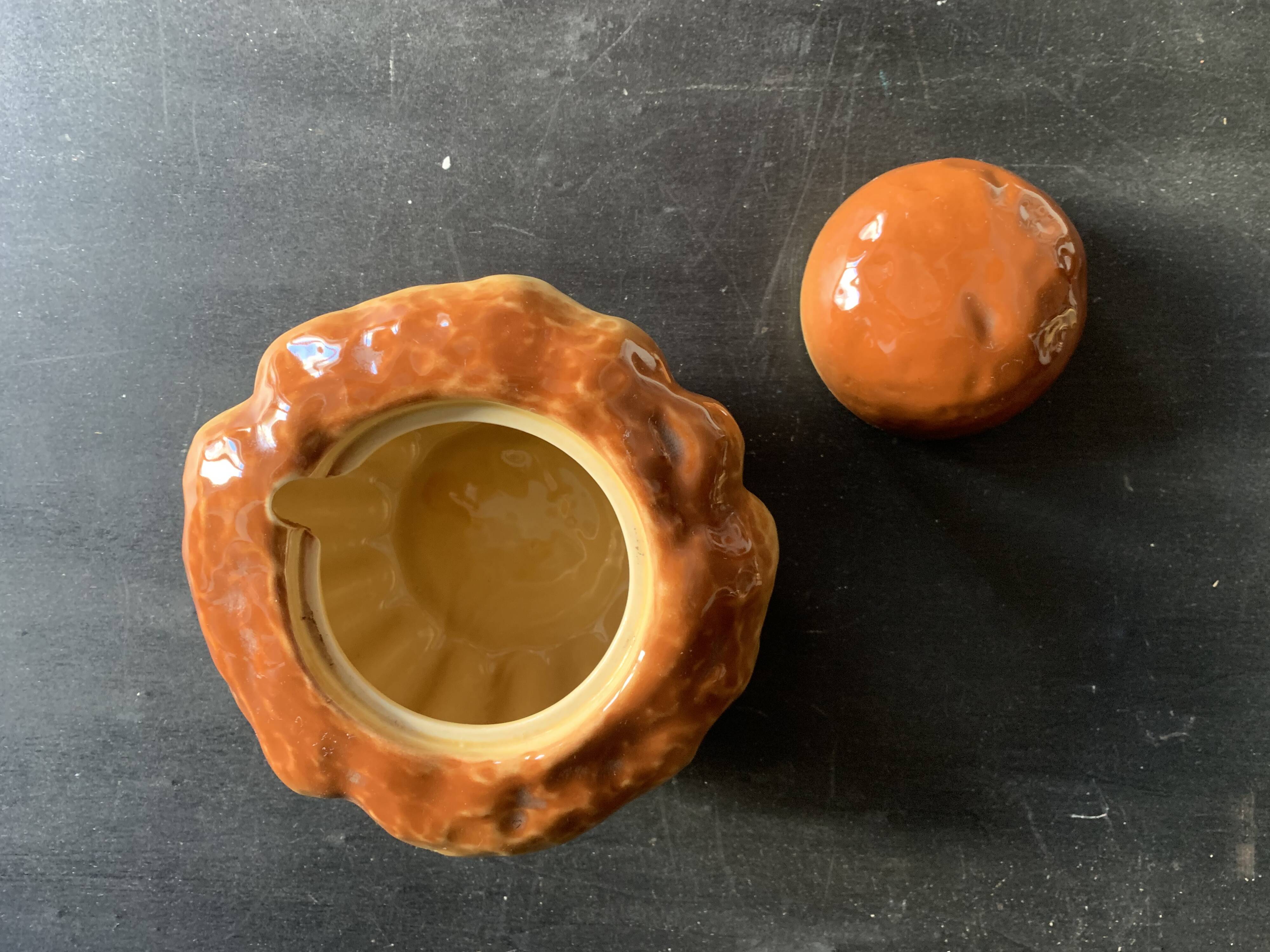 Brioche-shaped slip sugar pot, shaped and sculpted