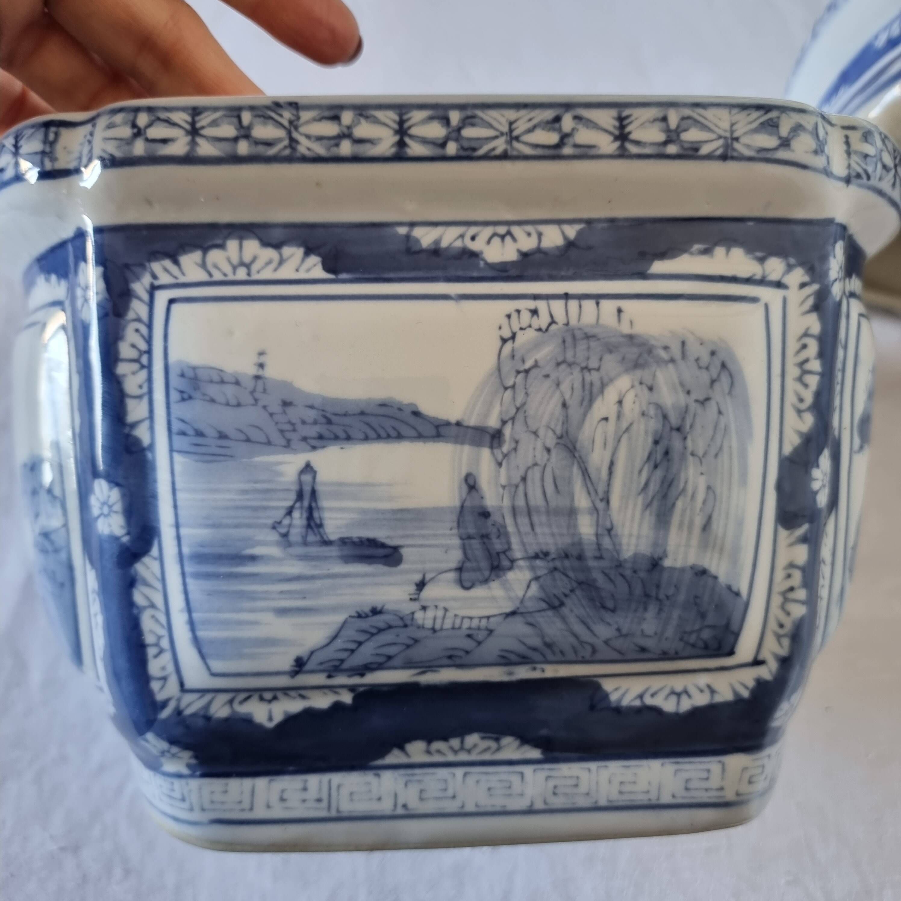 Magnifique cache-pot oriental sur piédestal en porcelaine bleue et blanche