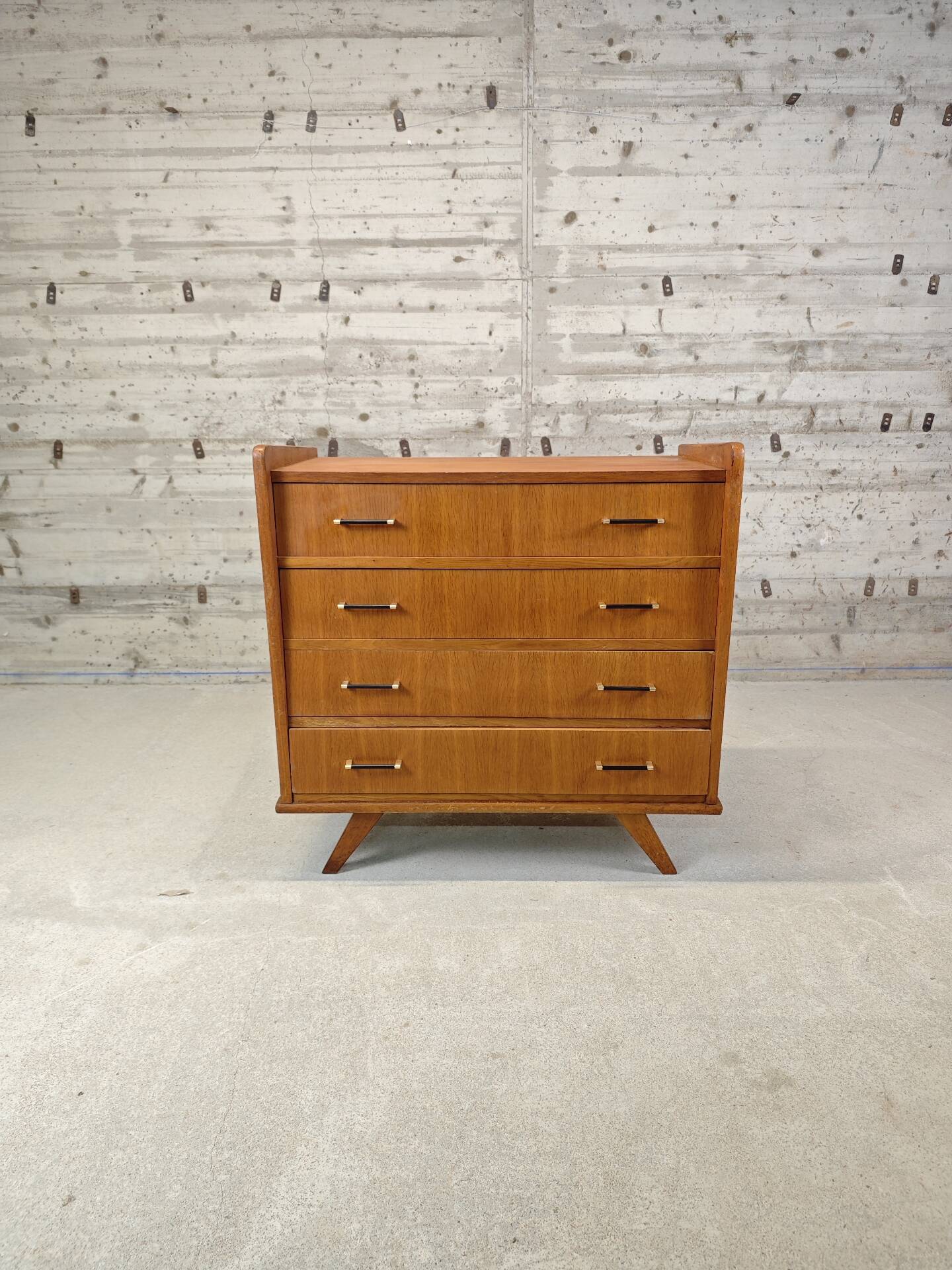 Vintage commode with tapered legs