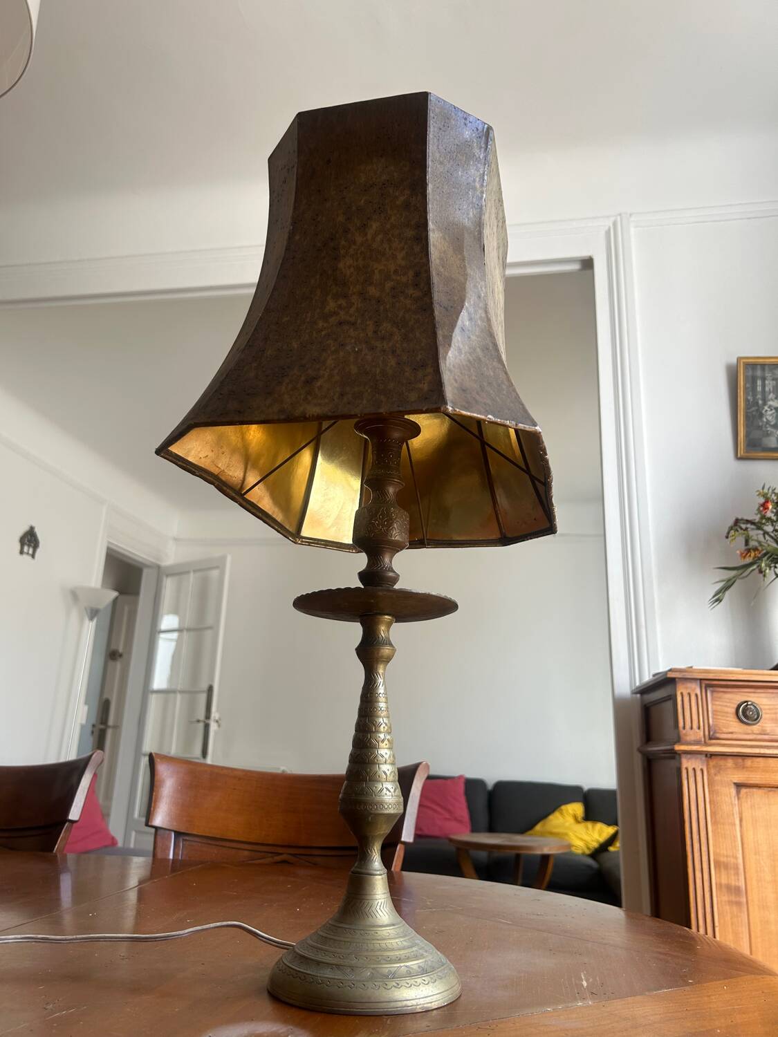 Lampe de table orientale – Laiton gravé & abat-jour parchemin