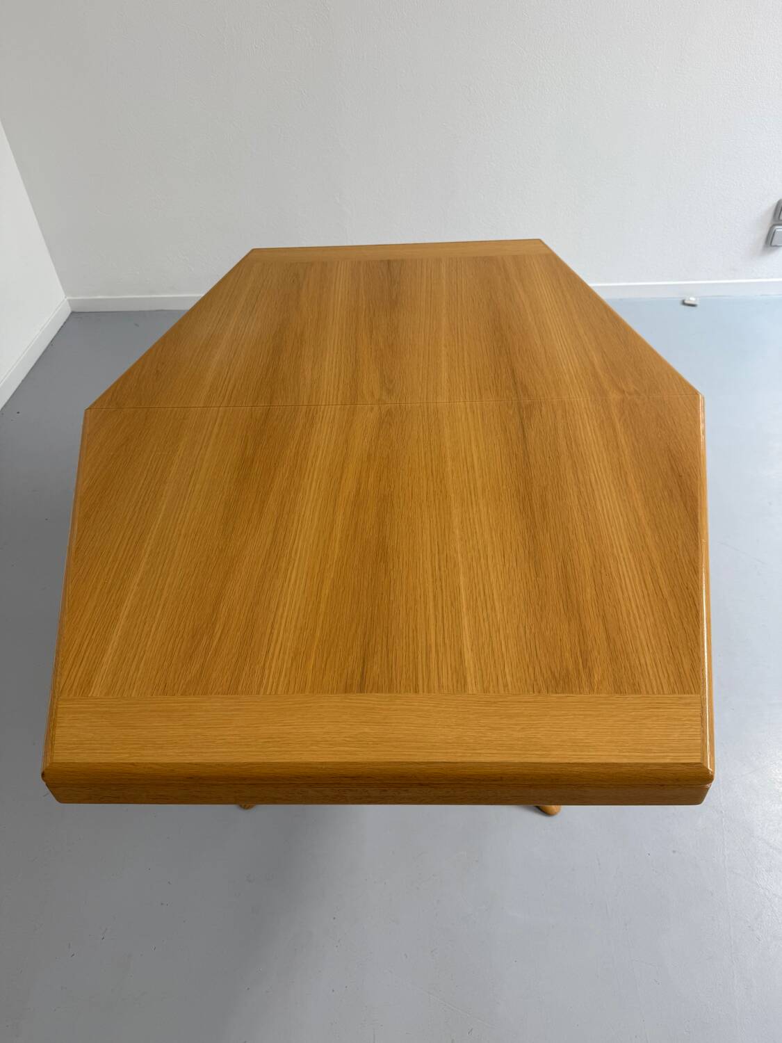 Ancienne table en bois massif octogonal a rallonge design Girsberger