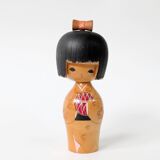 Poupée Kokeshi vintage japonaise avec kimono rouge et nœud