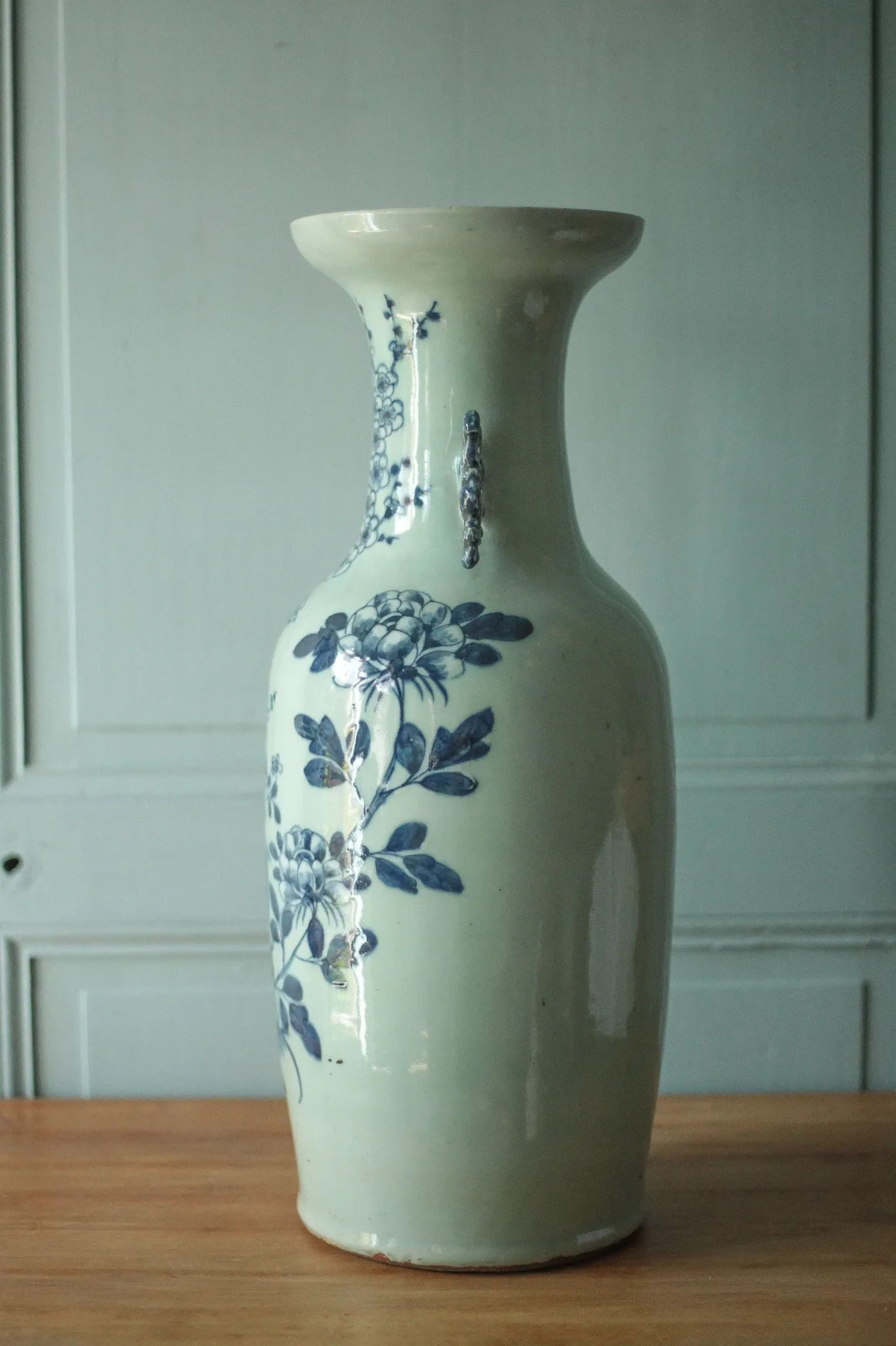 Large Chinese baluster vase in porcelain with bird and flower decoration.